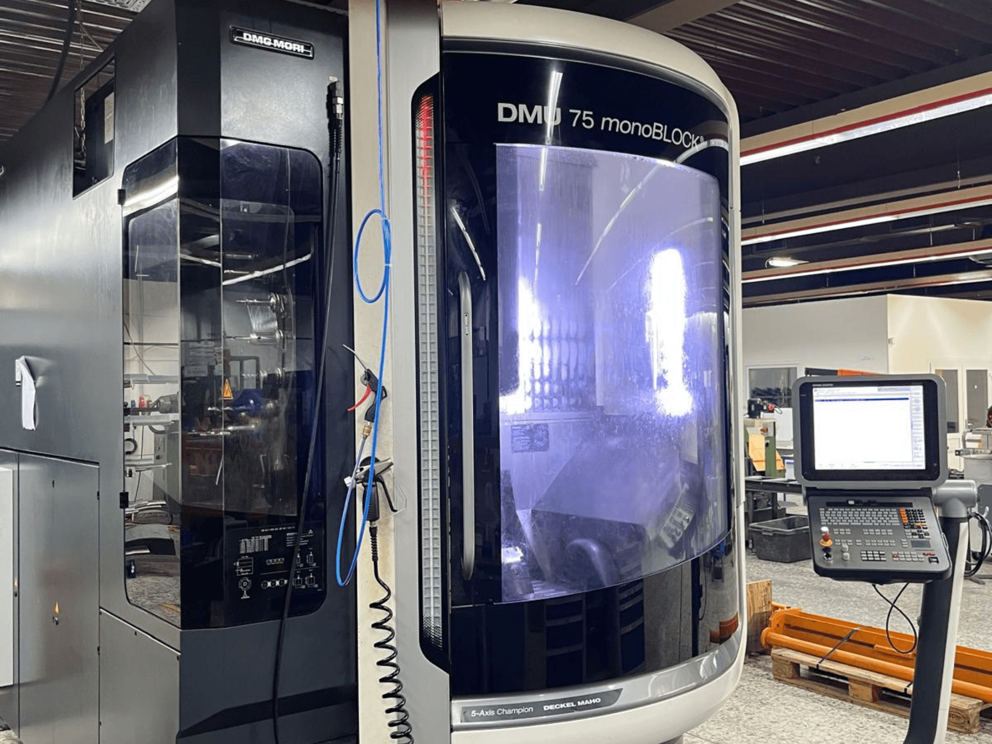 Univerzální obráběcí centrum DMG MORI DMU 75 MonoBlock, pohled zepředu, zobrazení ovládacího panelu a charakteristického krytu.