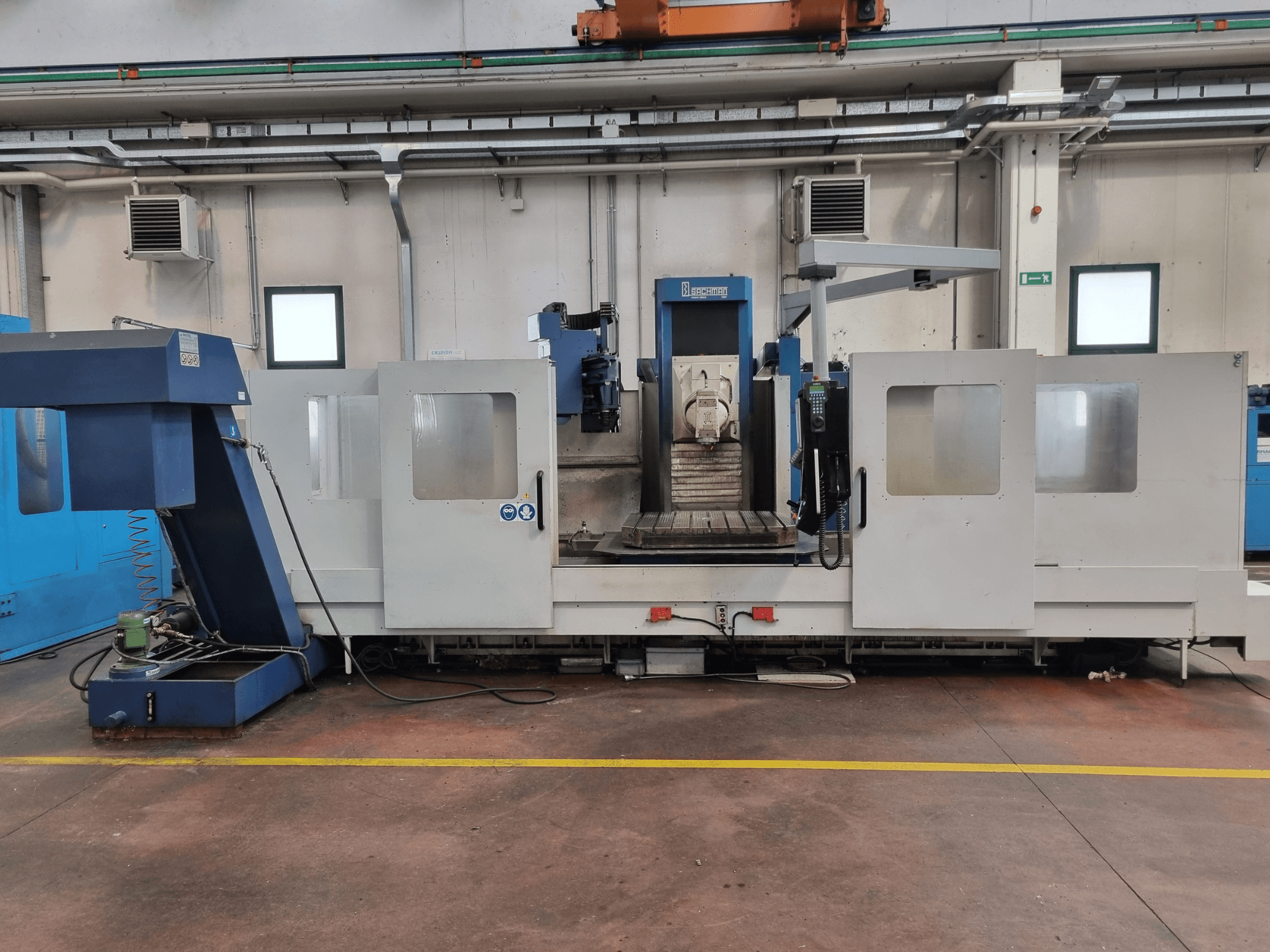 CNC frézka "Brembana", boční pohled na ovládací panel a pracovní prostor s pracovním stolem uvnitř.