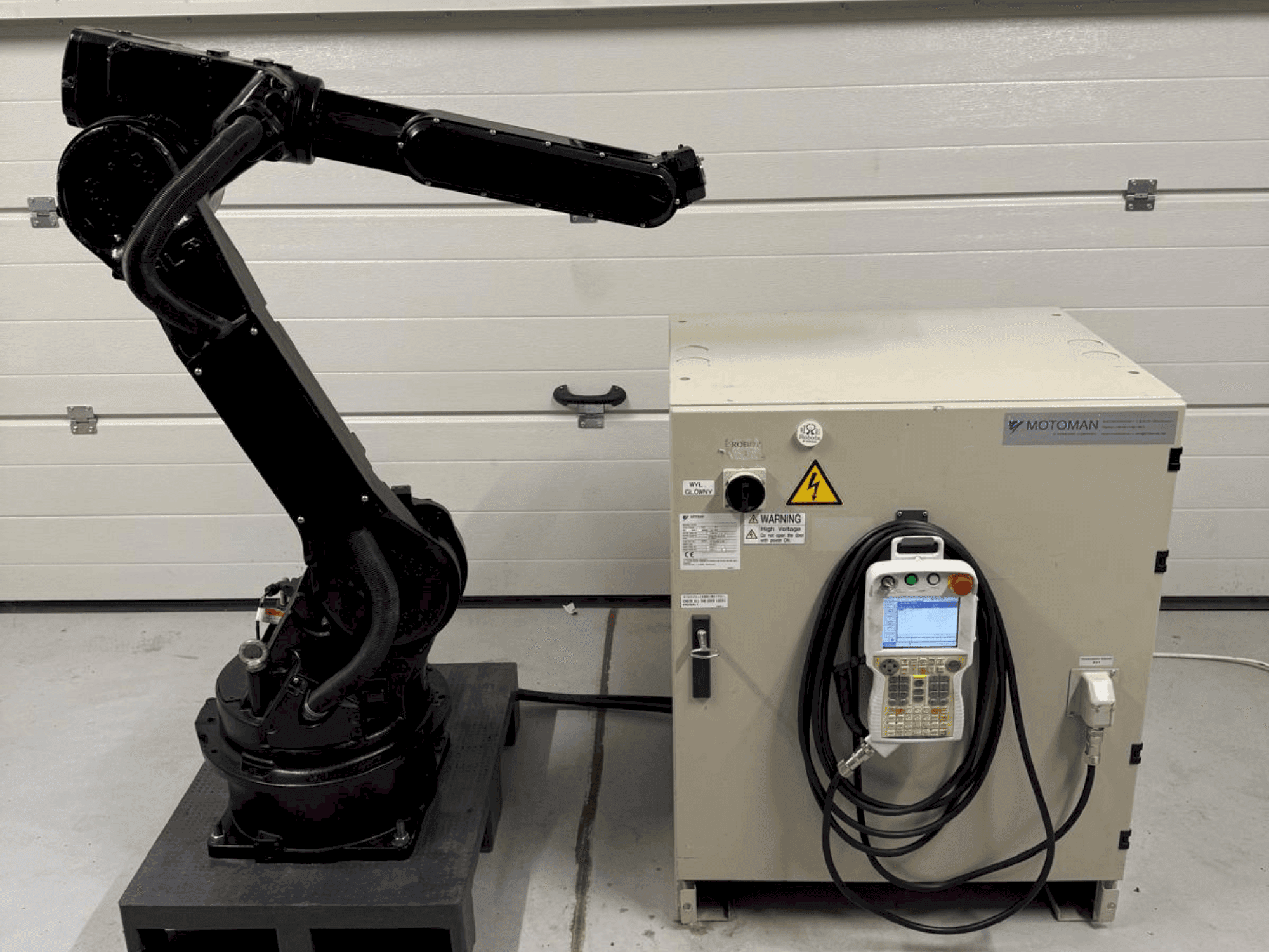 Čelní pohled na Yaskawa Motoman YR HP 20D stroj