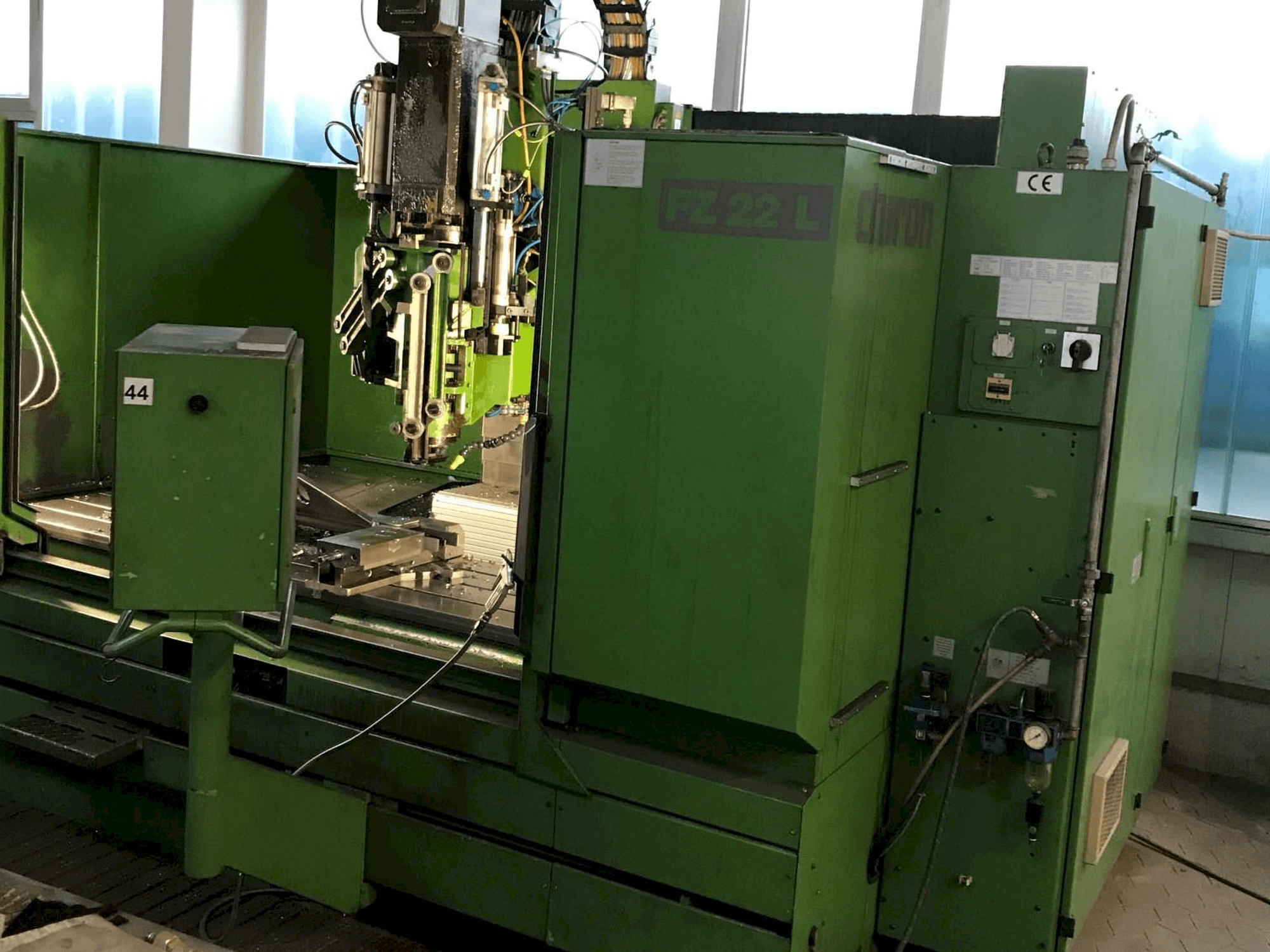 Čelní pohled na CHIRON FZ 22 L stroj