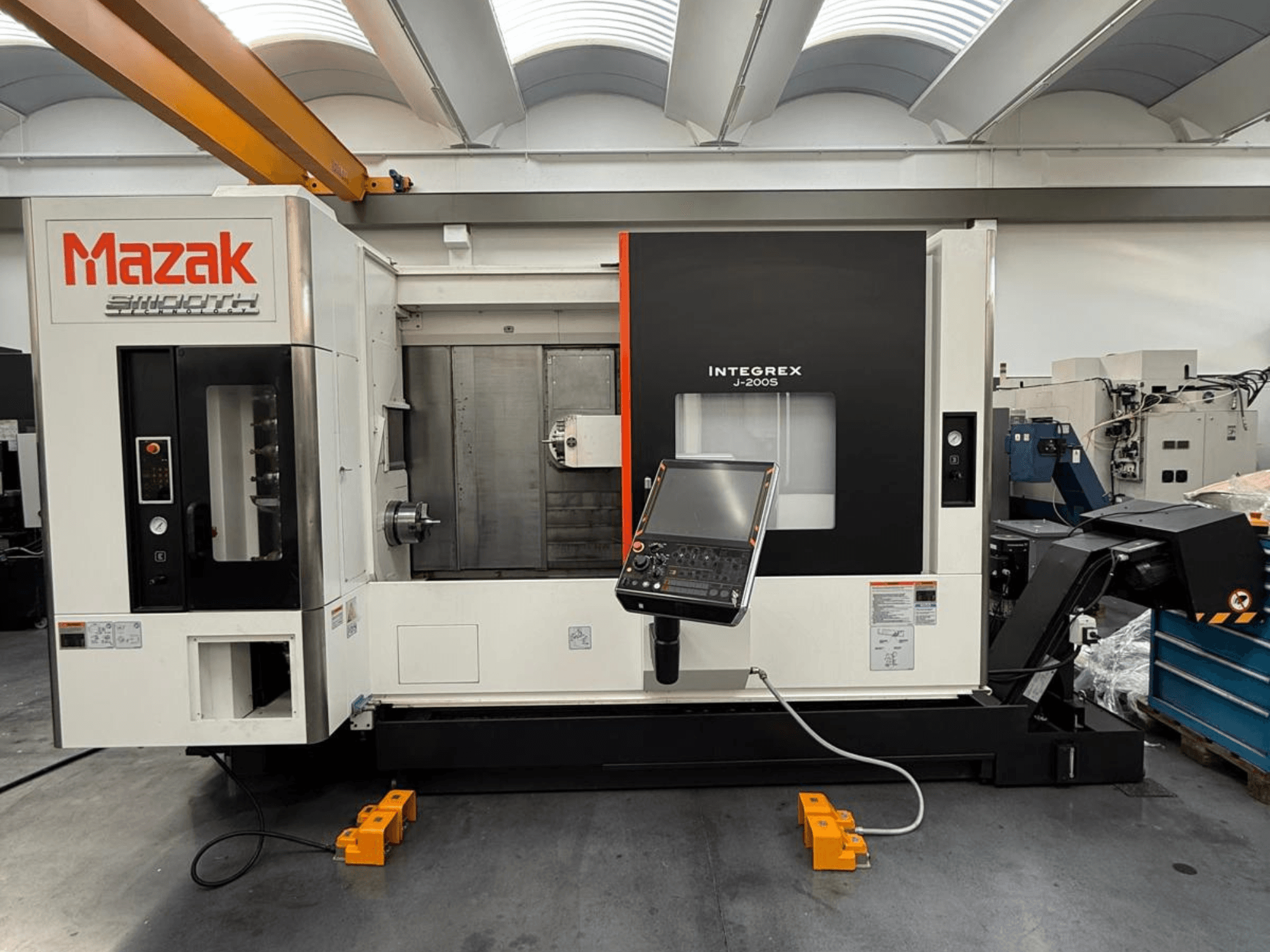 Frézovací centrum Mazak INTEGREX J-200 S v čelním pohledu, s ovládacím panelem a obráběcím prostorem, umístěné na podlaze závodu.