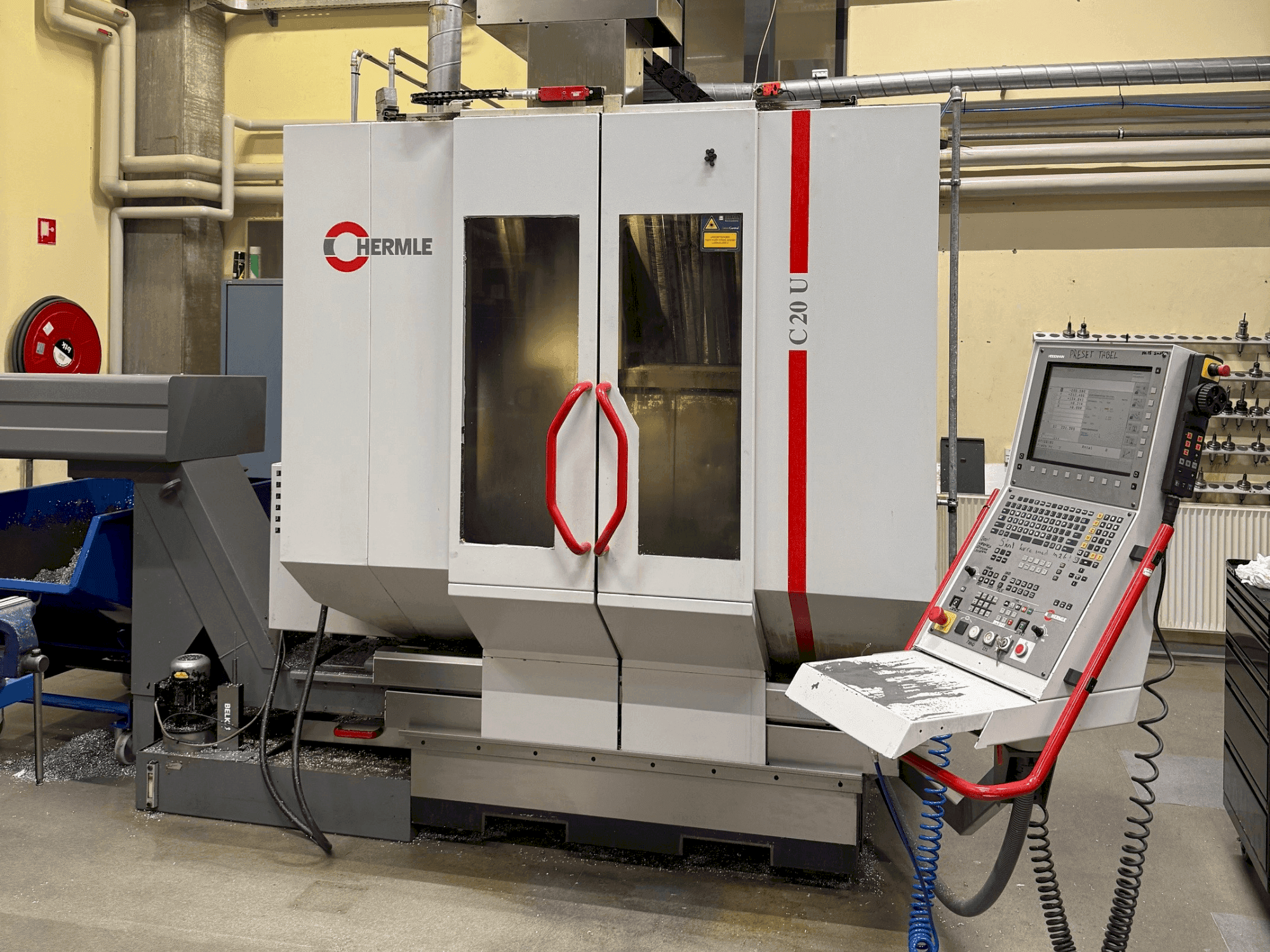 Čelní pohled na HERMLE C 20 U stroj