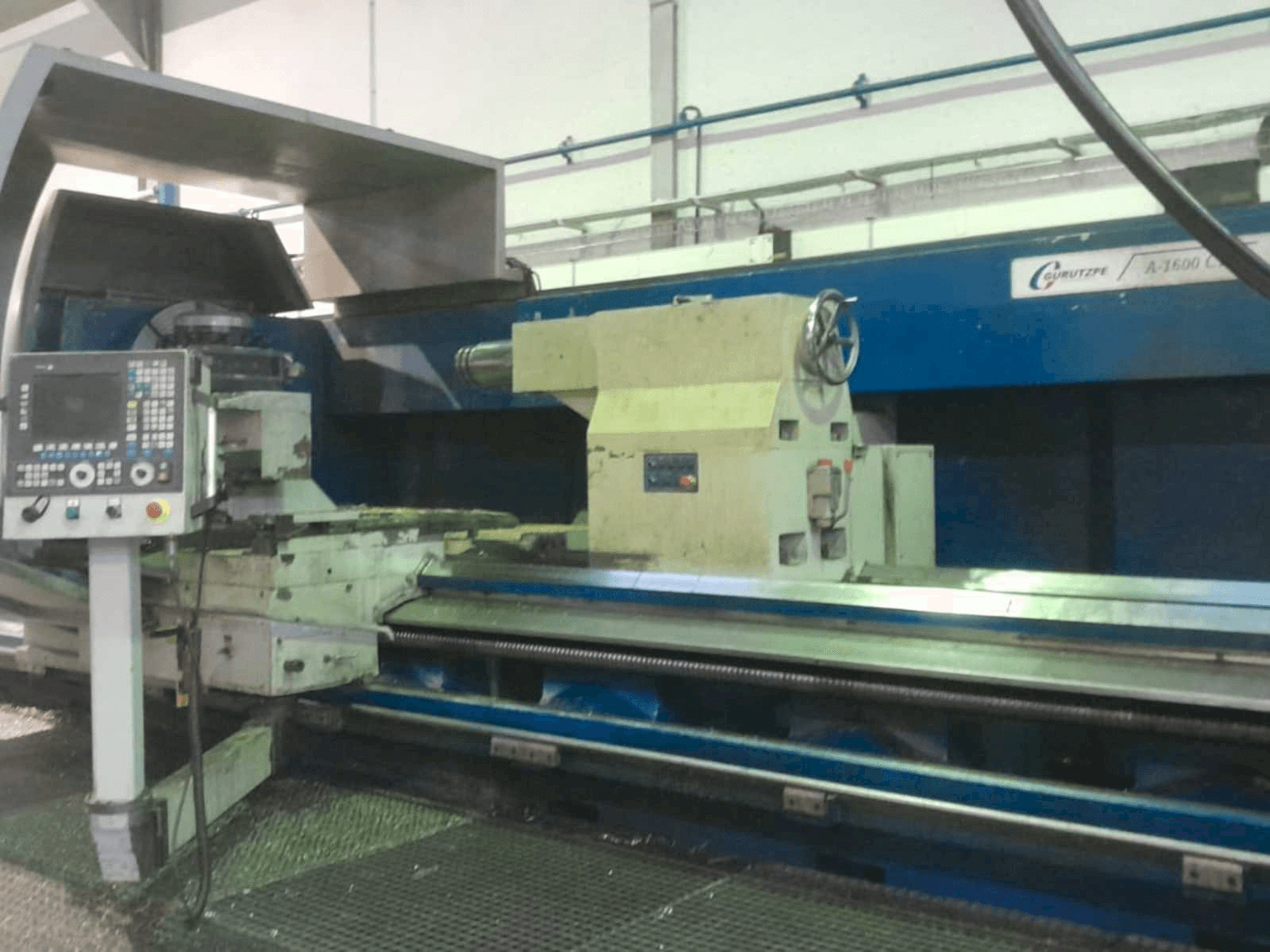 Čelní pohled na Gurutzpe A-1600 CNC stroj
