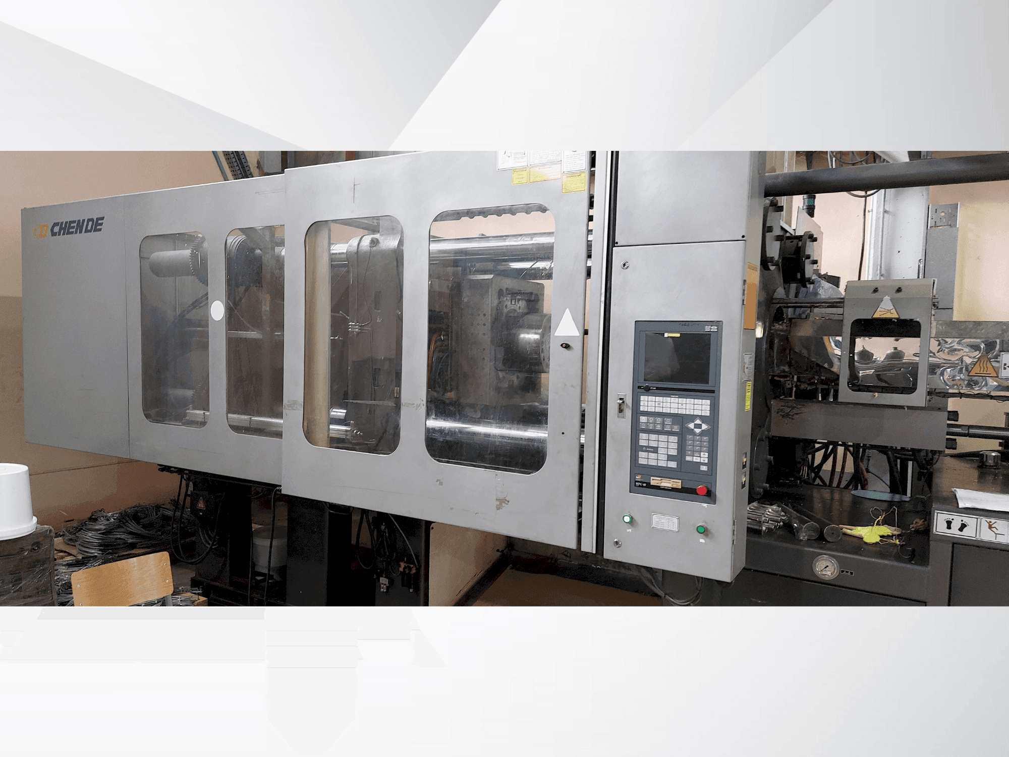 Čelní pohled na CHENDE CJ480M3V stroj