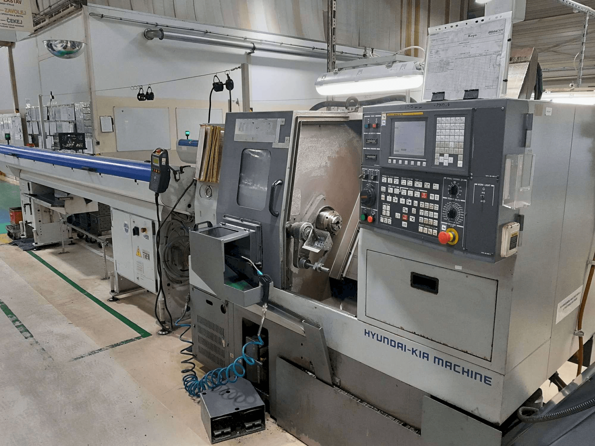 Čelní pohled na Hyundai Kia KIT 450 stroj