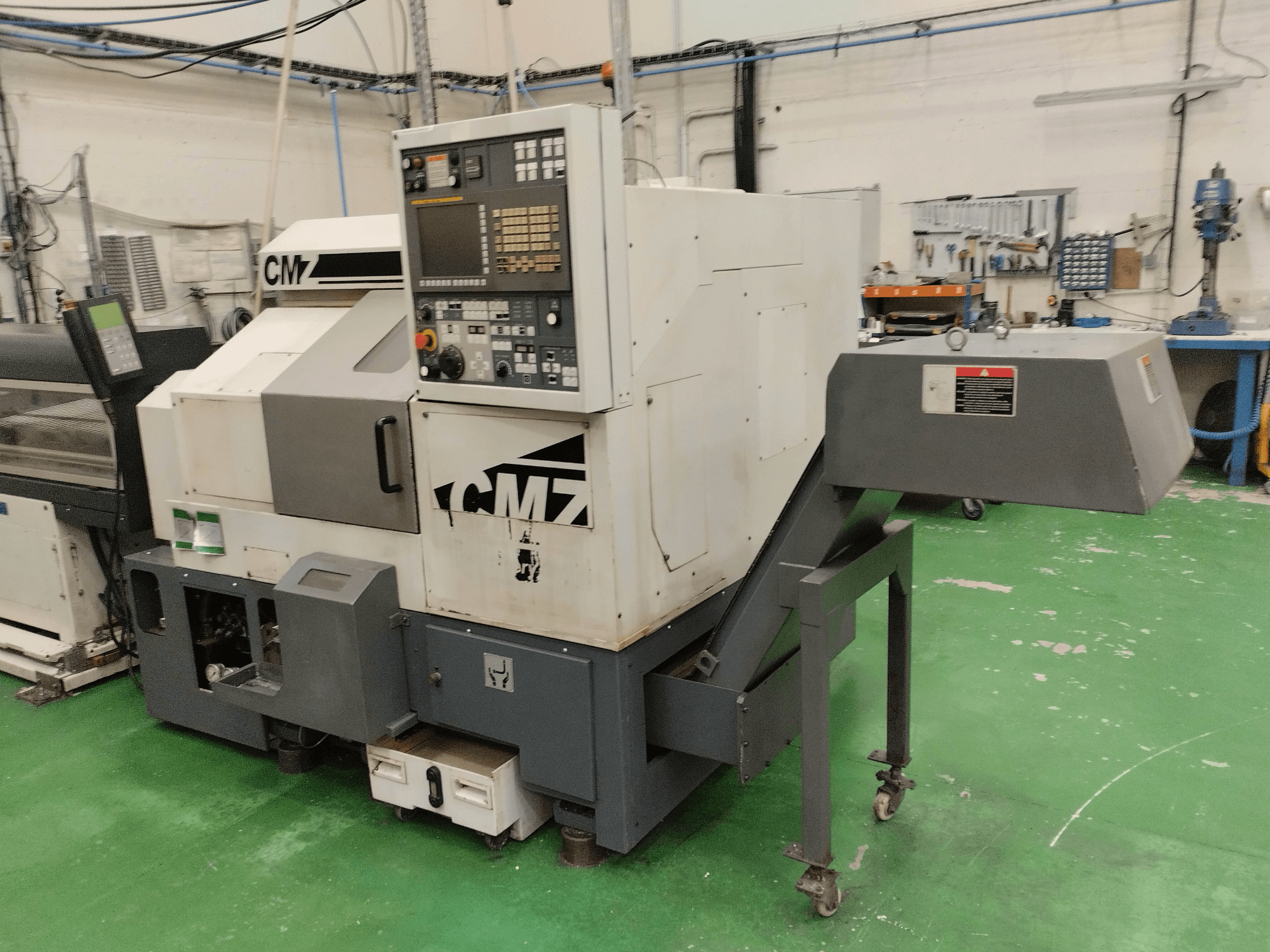 Soustružnické centrum CMZ TB-67M v čelním pohledu, s ovládacím panelem a podávacím mechanismem, v dílenském prostředí.