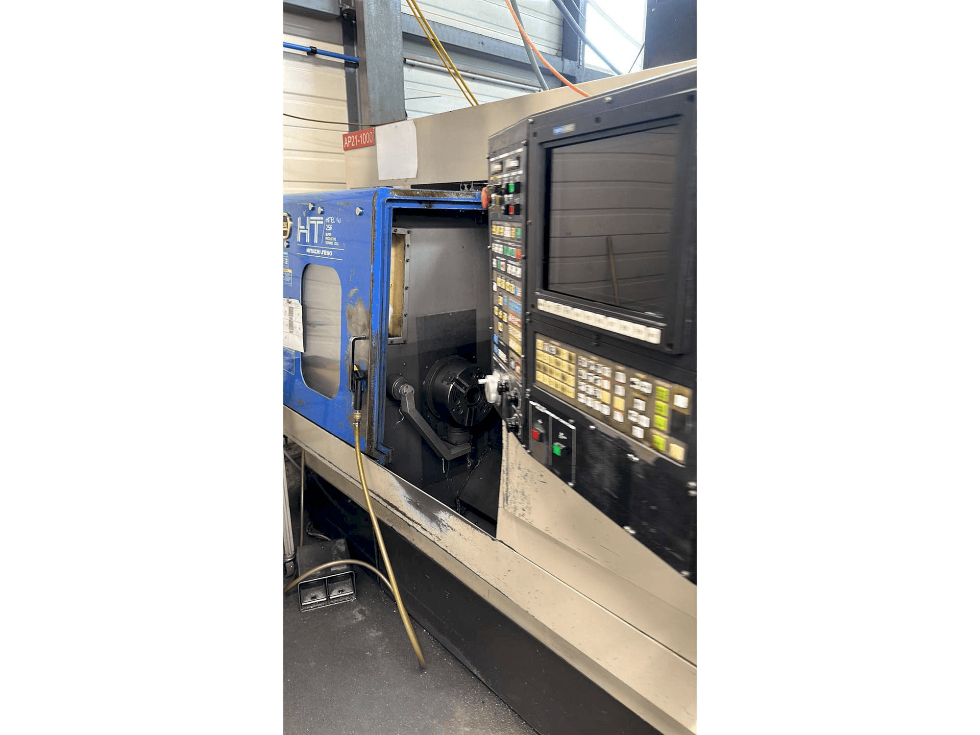 Čelní pohled na HITACHI SEIKI HT25 R stroj