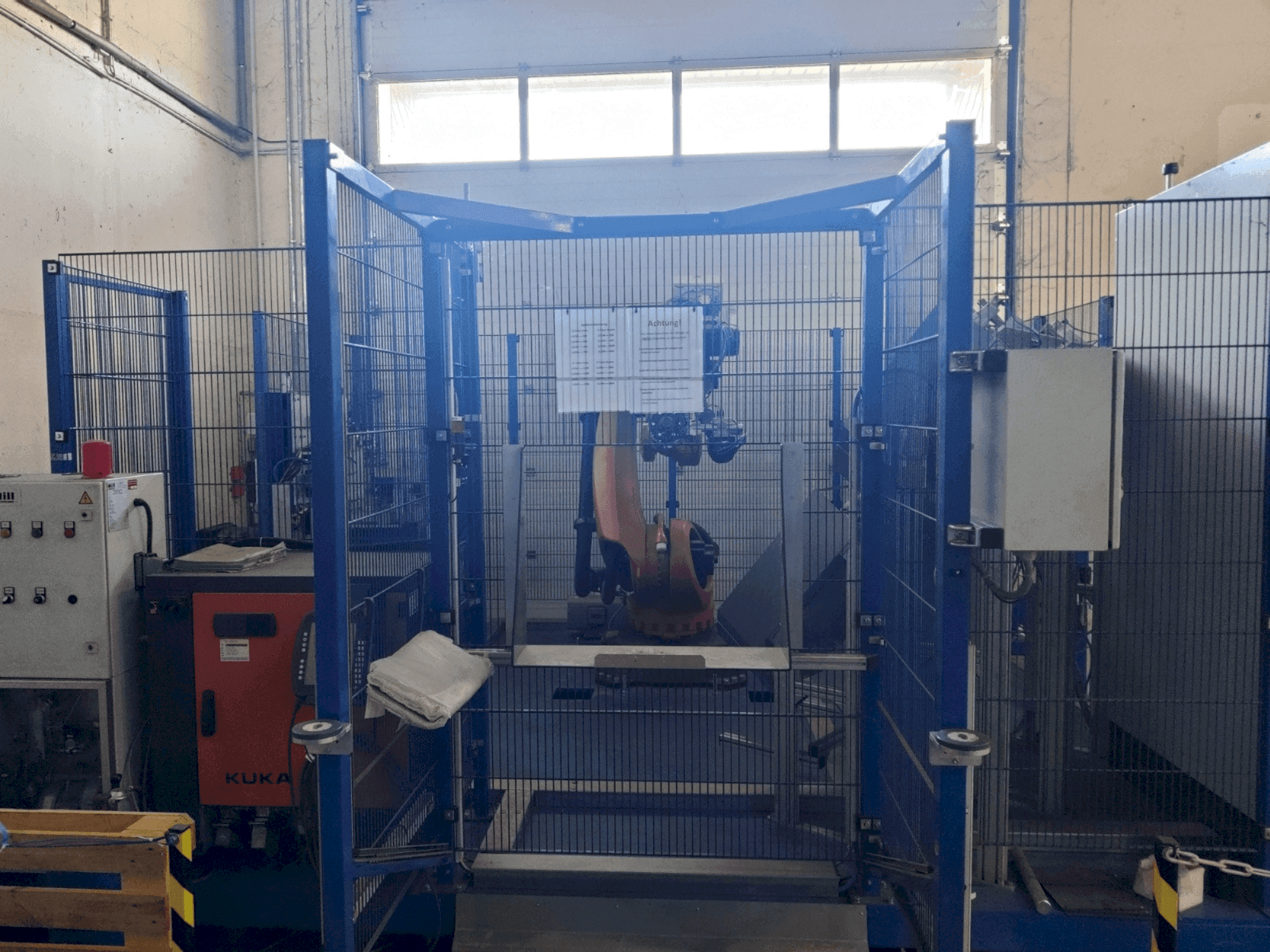 Čelní pohled na KUKA KR 120 R 2500 pro stroj