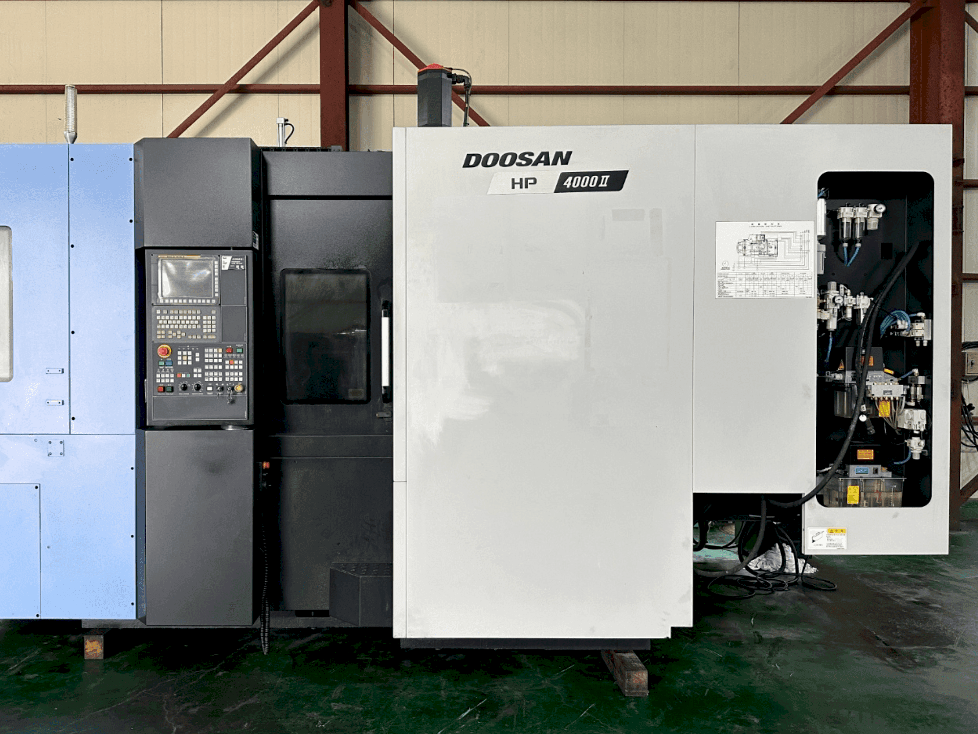 Čelní pohled na DOOSAN HP 4000 II stroj