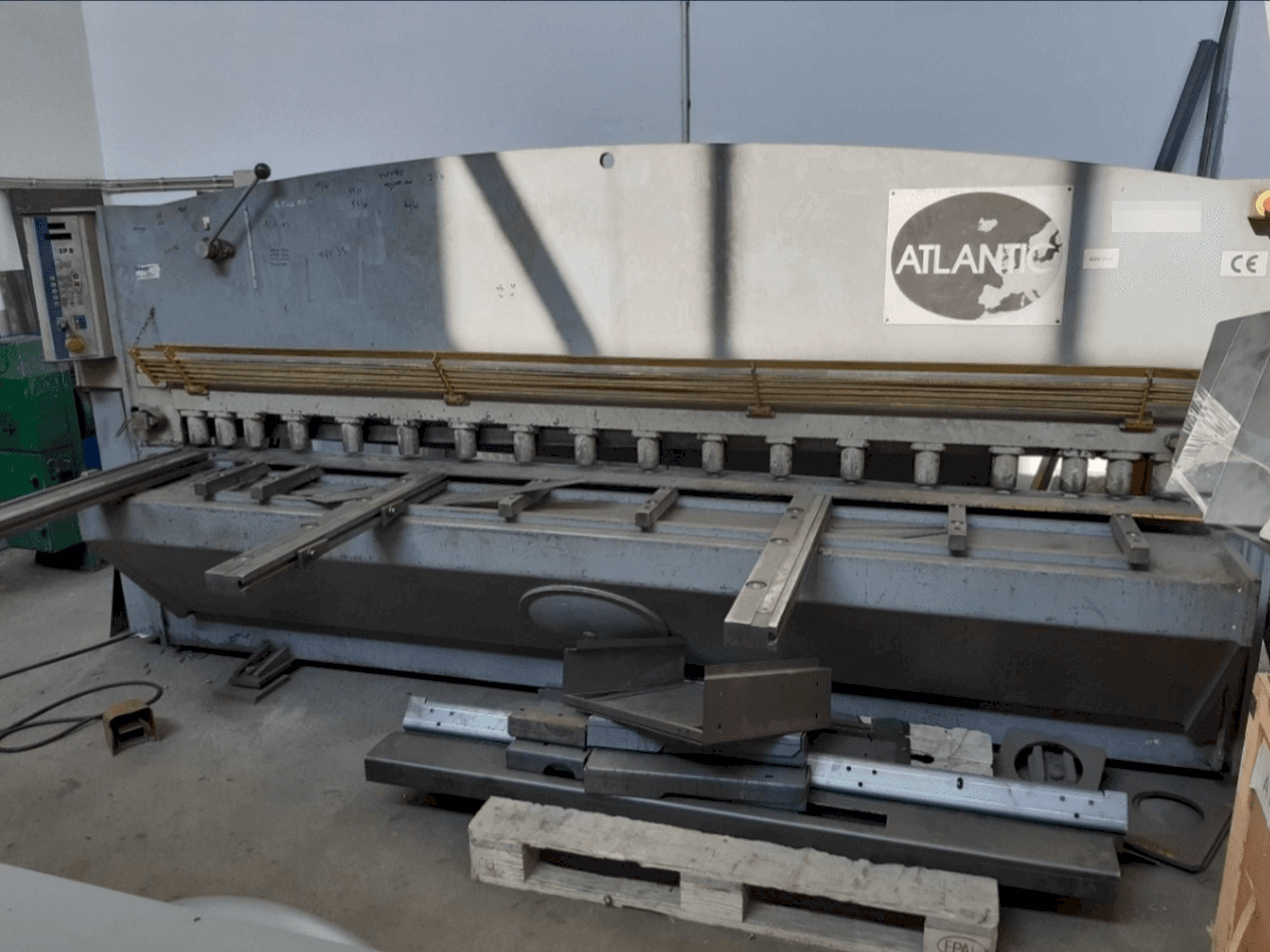 Čelní pohled na ATLANTIC ATS 3006 stroj