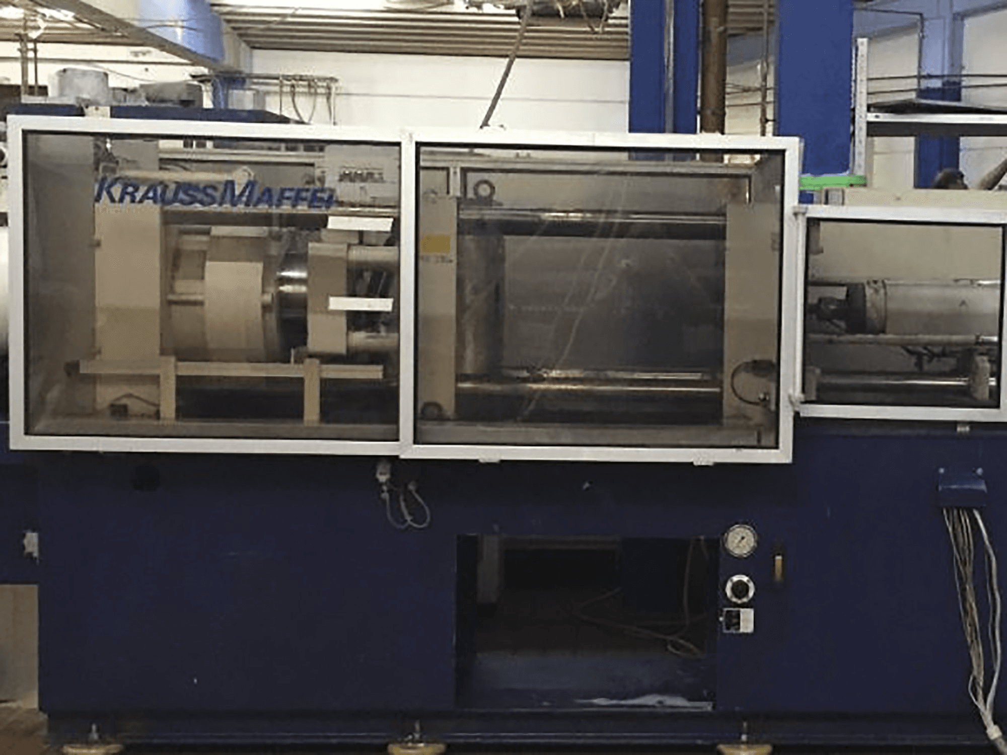 Čelní pohled na Krauss Maffei 150-620 B1 stroj