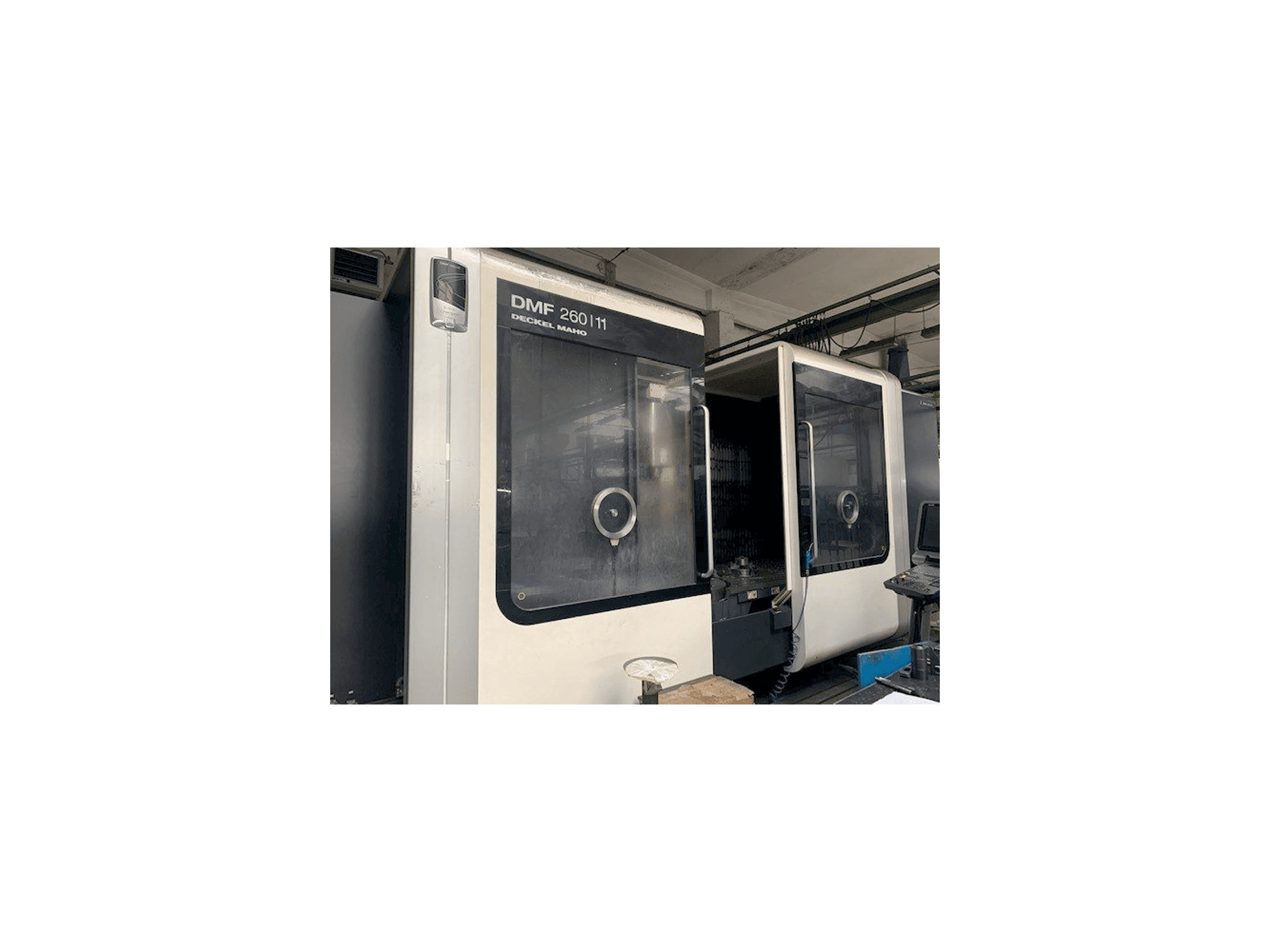 Čelní pohled na DMG DMF 260 linear stroj