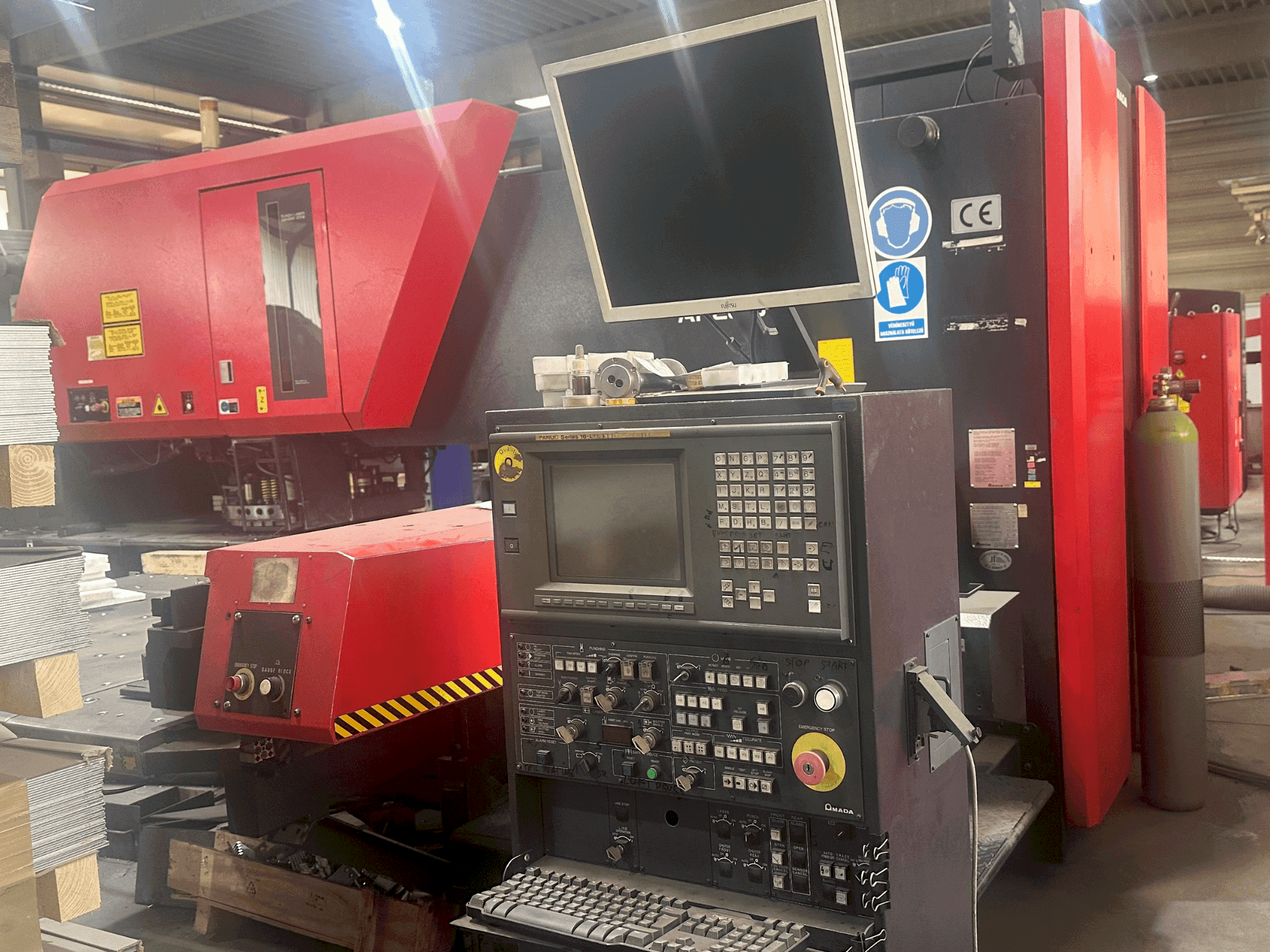 Čelní pohled na AMADA Apelio III 2610V stroj