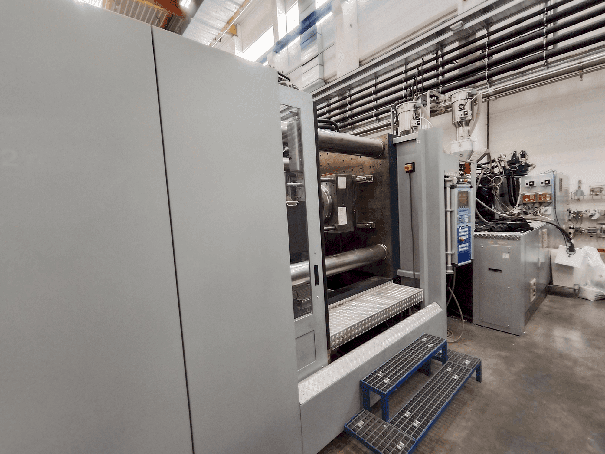 Čelní pohled na Battenfeld HM 8000/4500 + 4500 BMB 4 stroj