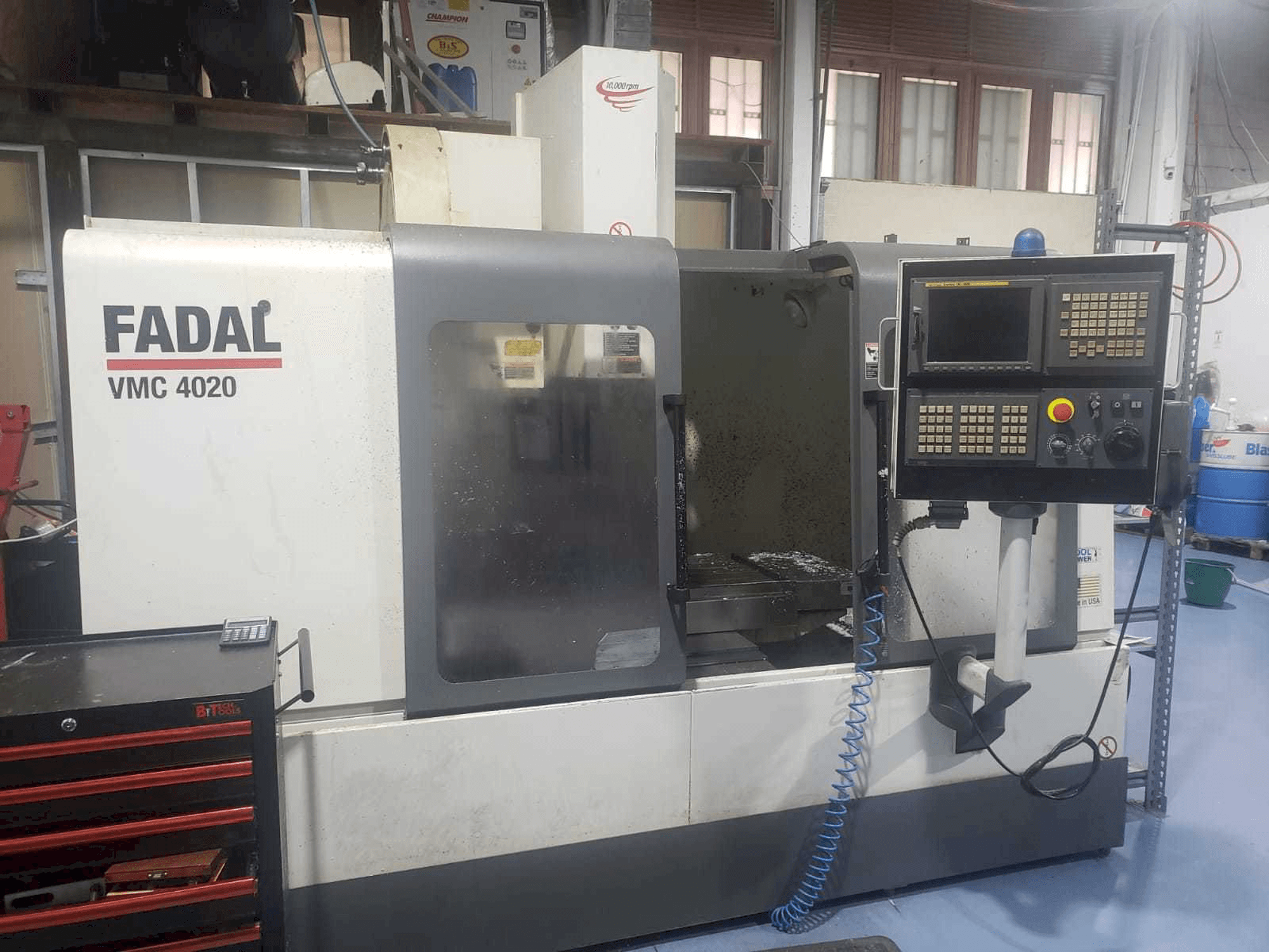 Čelní pohled na FADAL VMC 4020 HT stroj