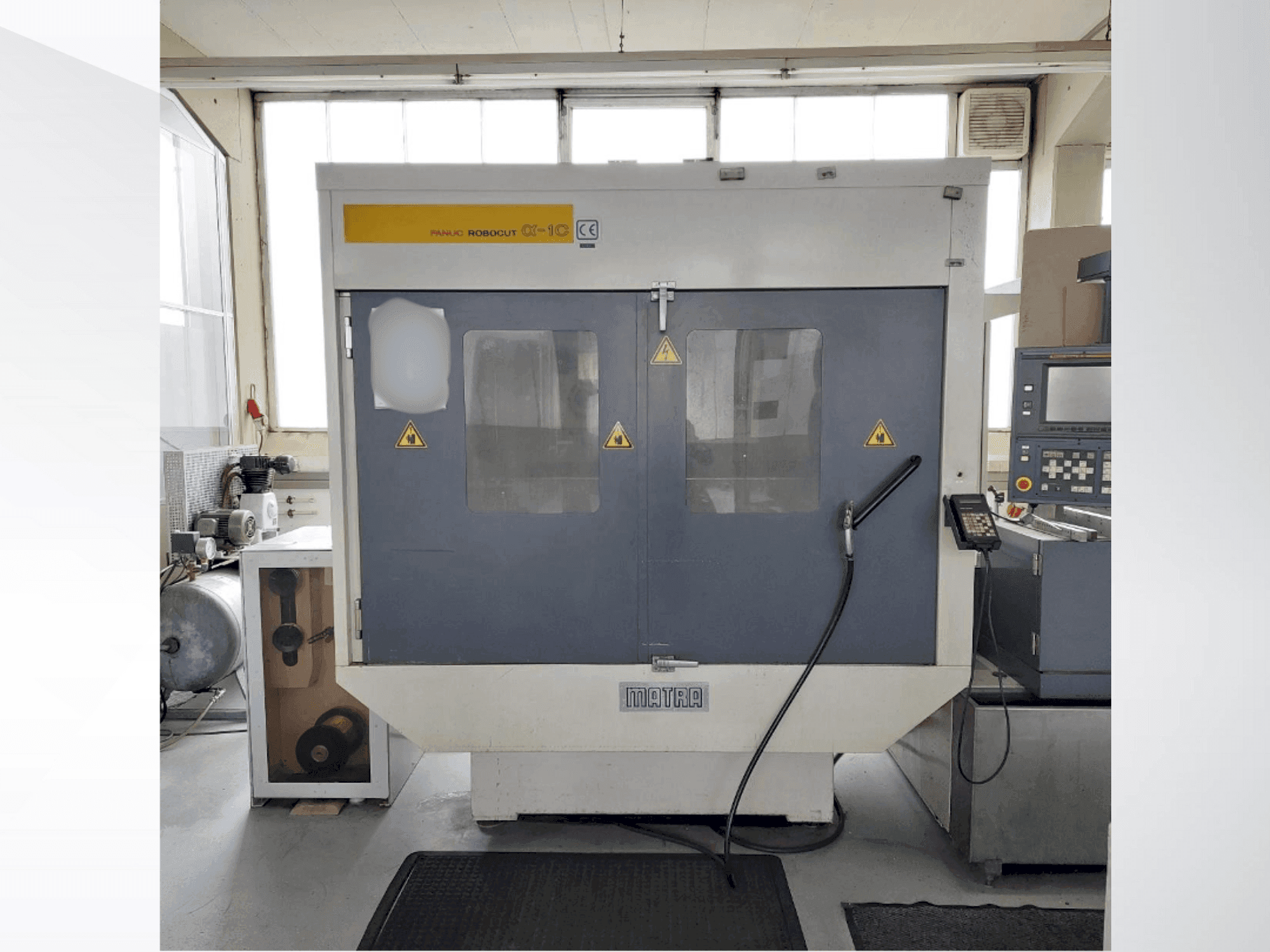 Čelní pohled na FANUC Robocut Alpha 1C stroj