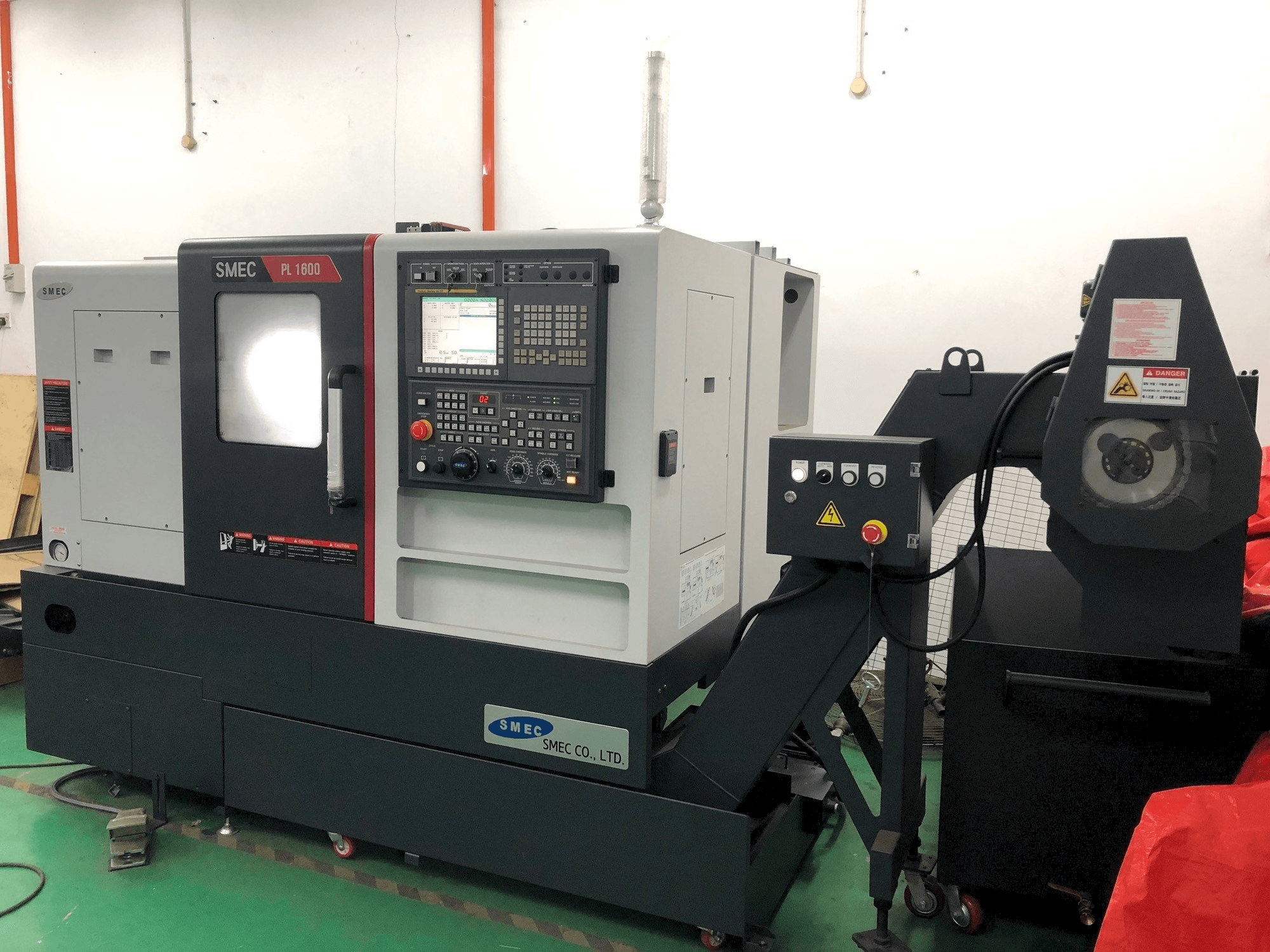 Čelní pohled na SMEC PL1600 stroj