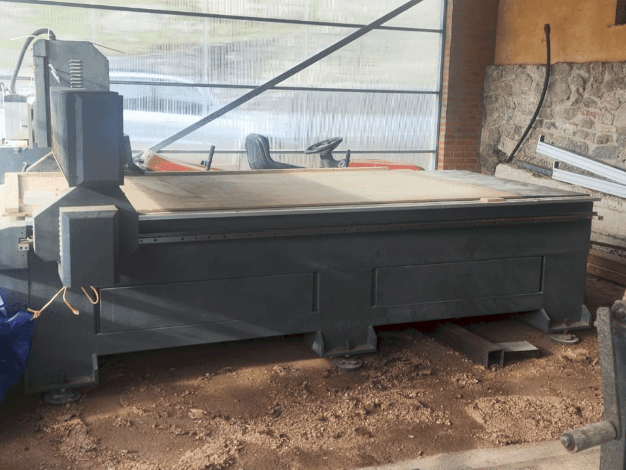 Čelní pohled na BARCENAS CNC SW1325V stroj