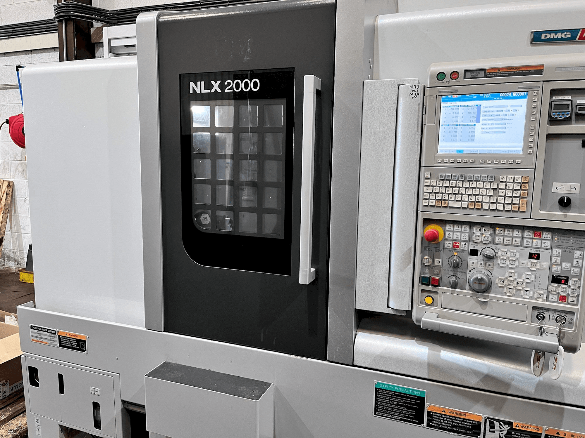 Čelní pohled na MORI SEIKI NLX 2000MC/500 stroj