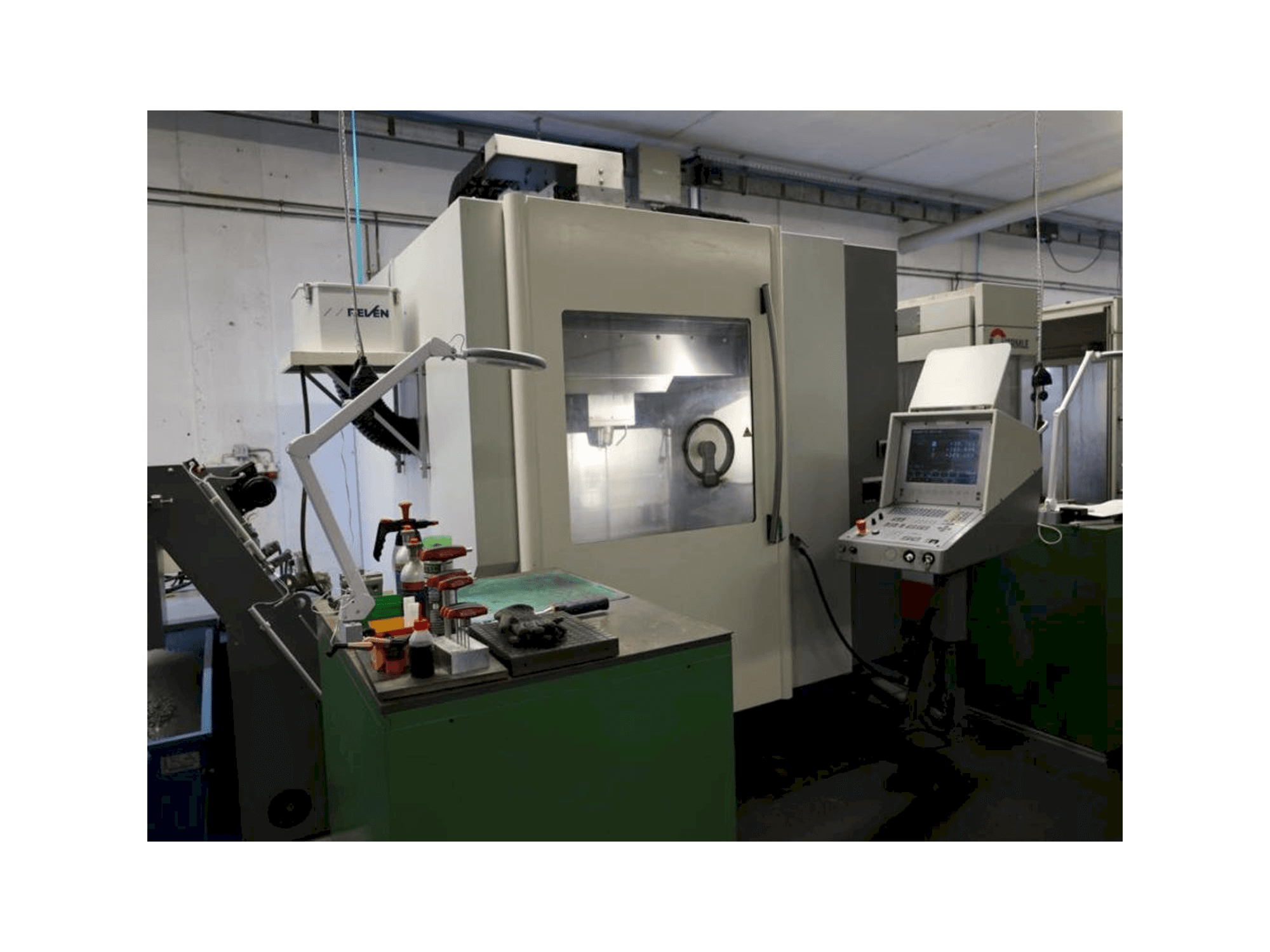 Čelní pohled na DMG DMC65V stroj