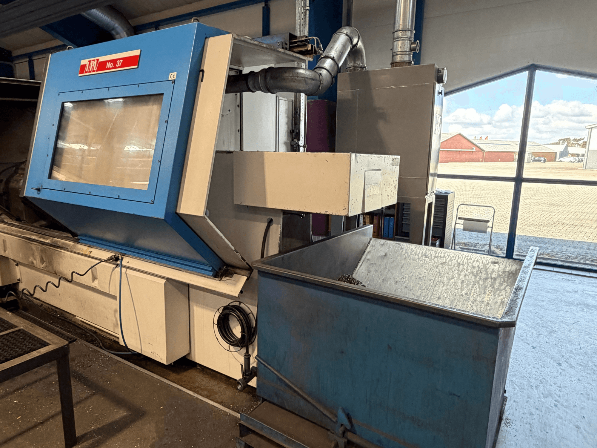 Horizontální soustruh BOEHRINGER VDF 315 CM, čelní pohled na modrý panel a sběrný koš.