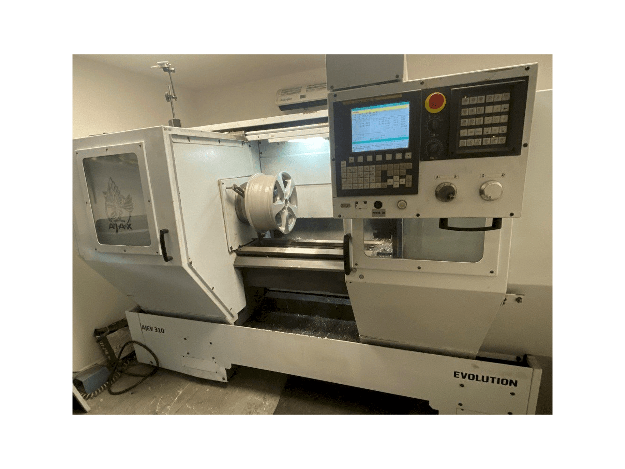 Čelní pohled na AJAX EVOLUTION AJEV 310 stroj