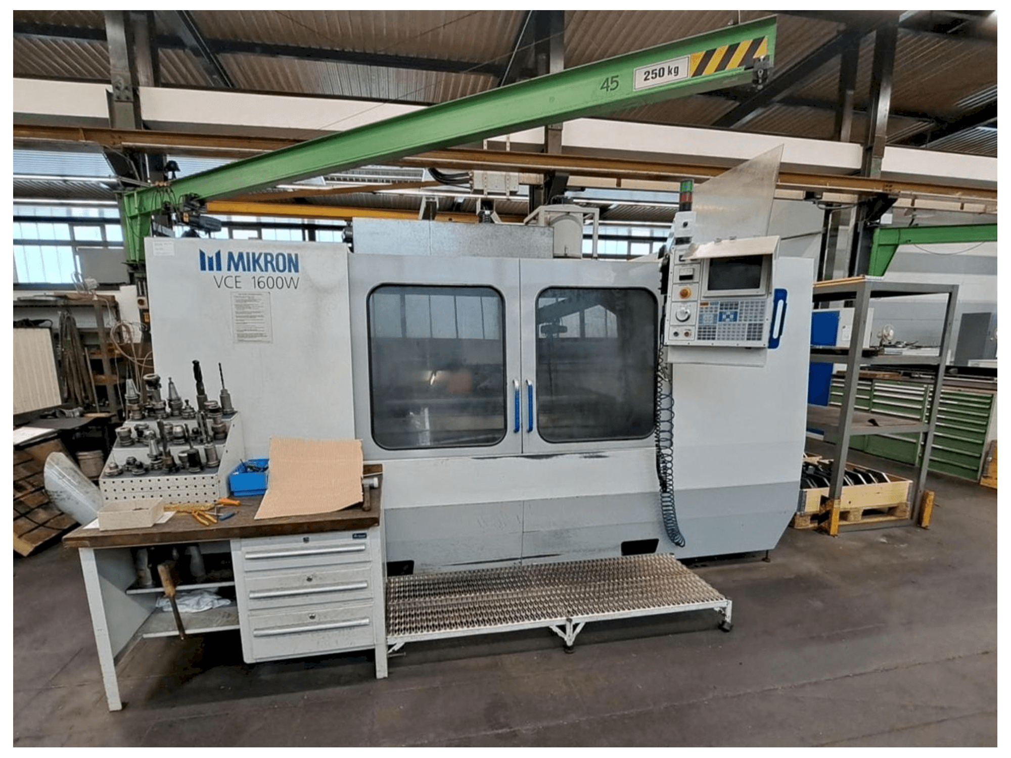 Čelní pohled na HAAS MIKRON VCE 1600W stroj