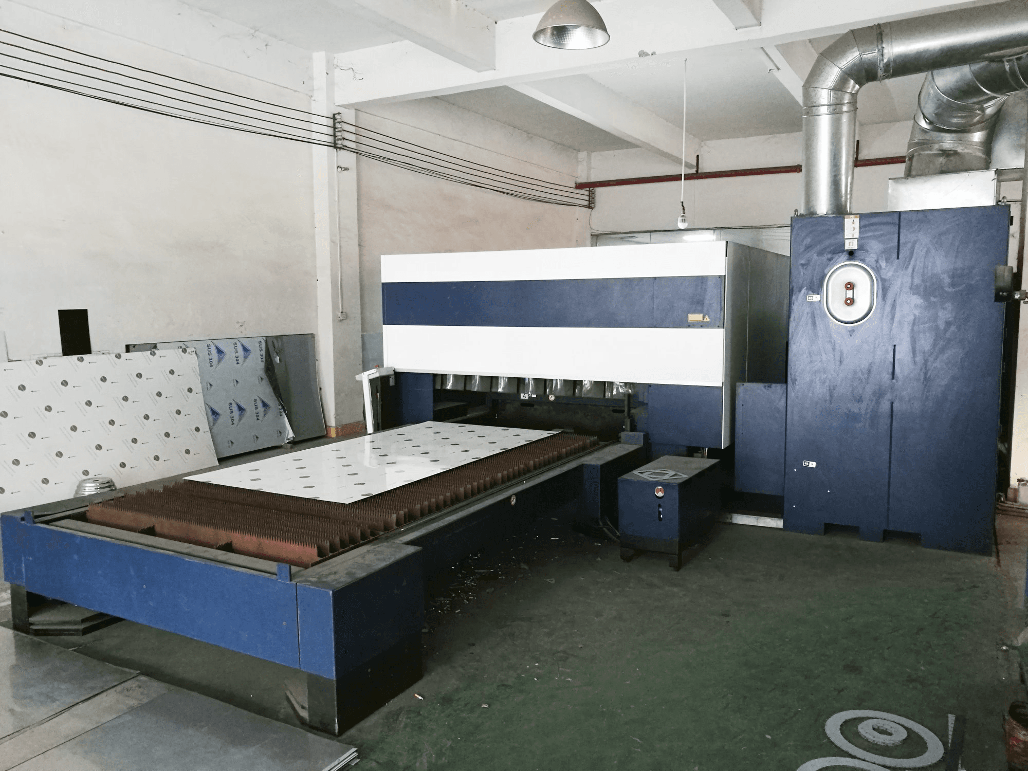 Pravý pohled 1 na Trumpf TruLaser 3030 stroj