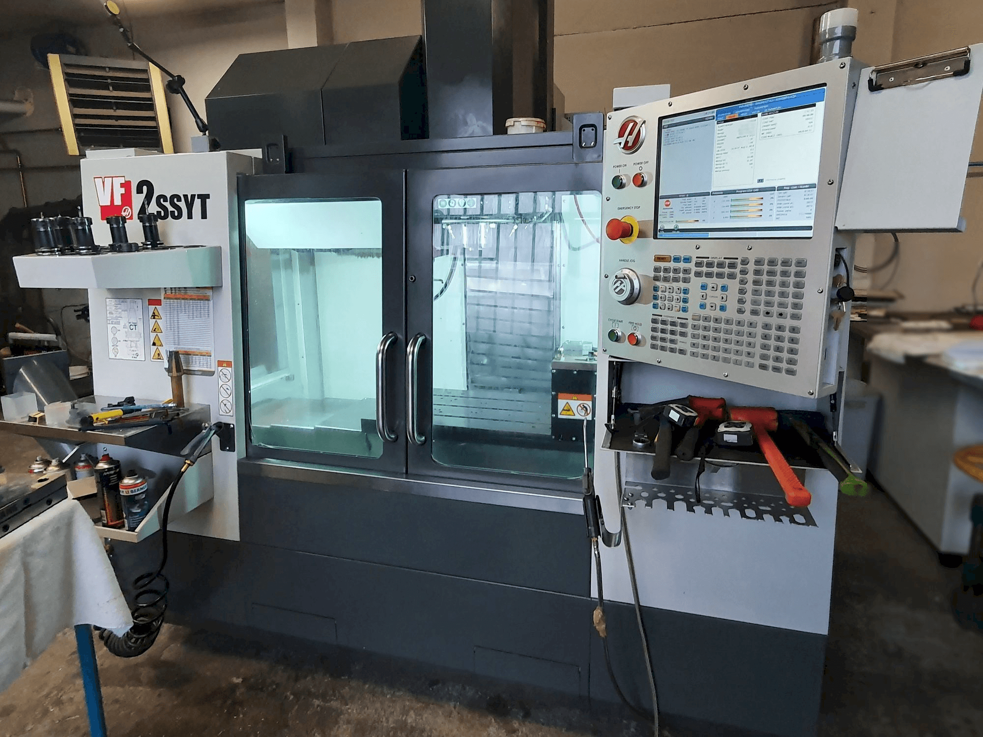 Čelní pohled na HAAS VF-2SSYT stroj