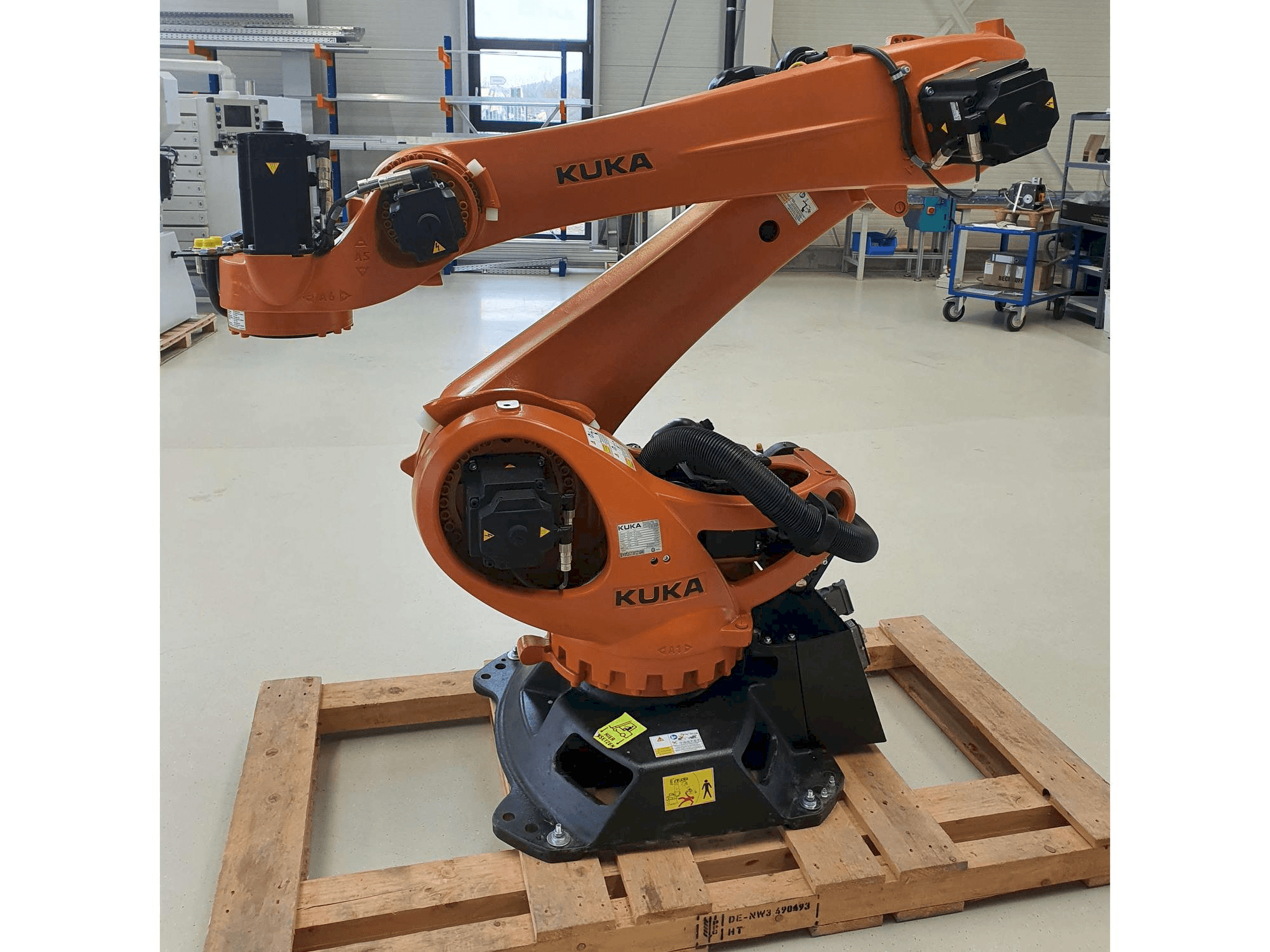 Čelní pohled na KUKA KR180 R3200PA stroj