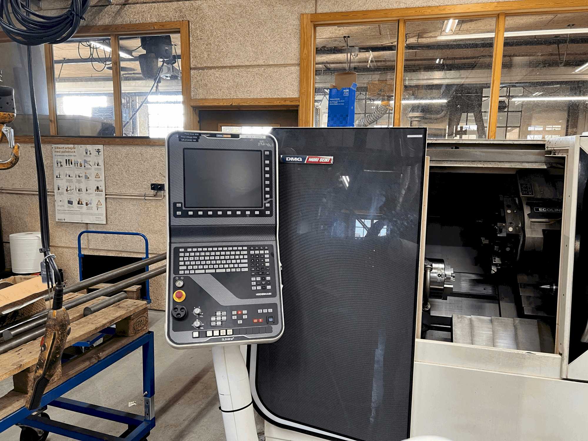 Čelní pohled na DMG Mori Seiki CTX 310 ecoline stroj