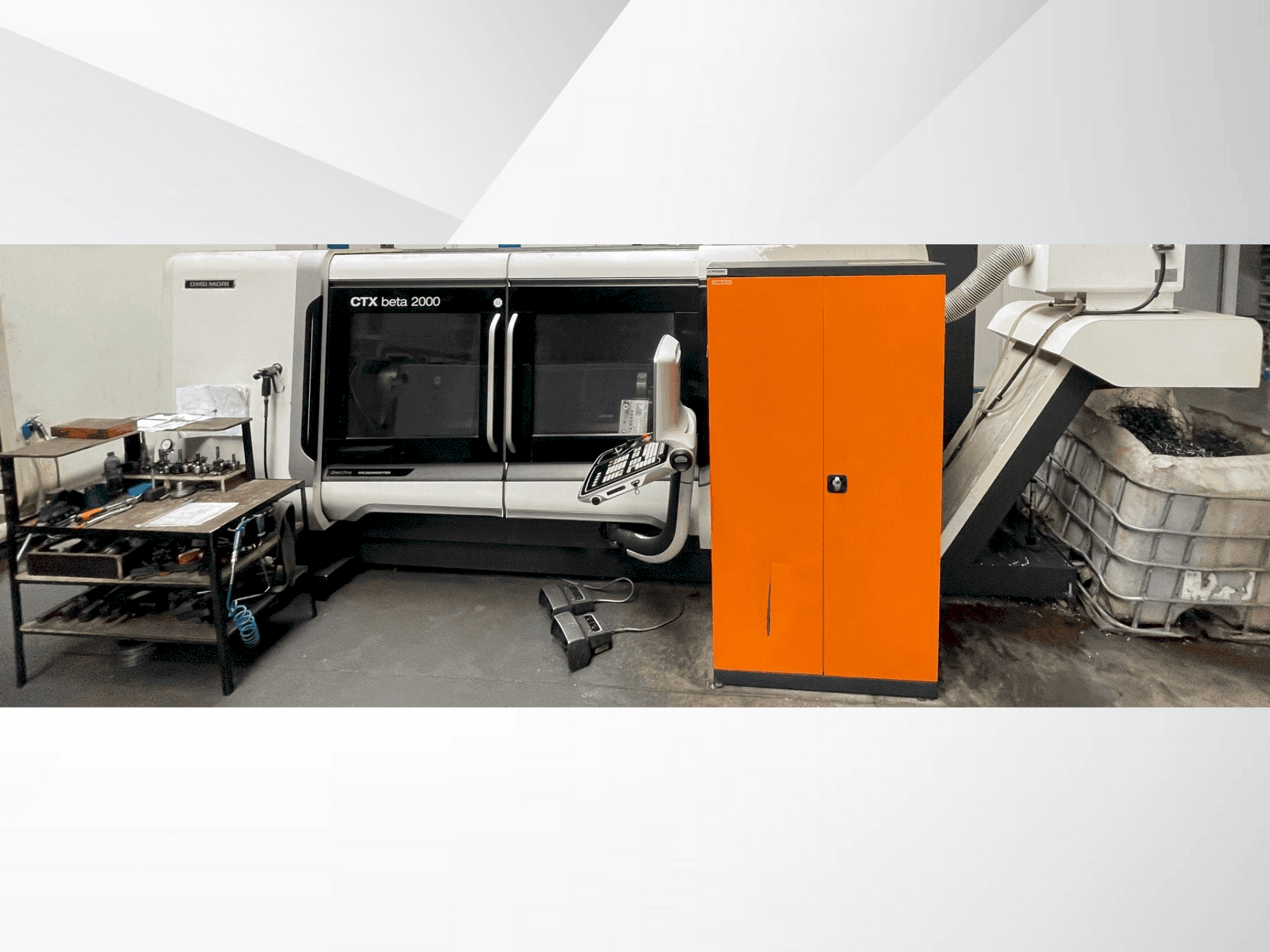 Čelní pohled na DMG MORI CTX 2000 stroj