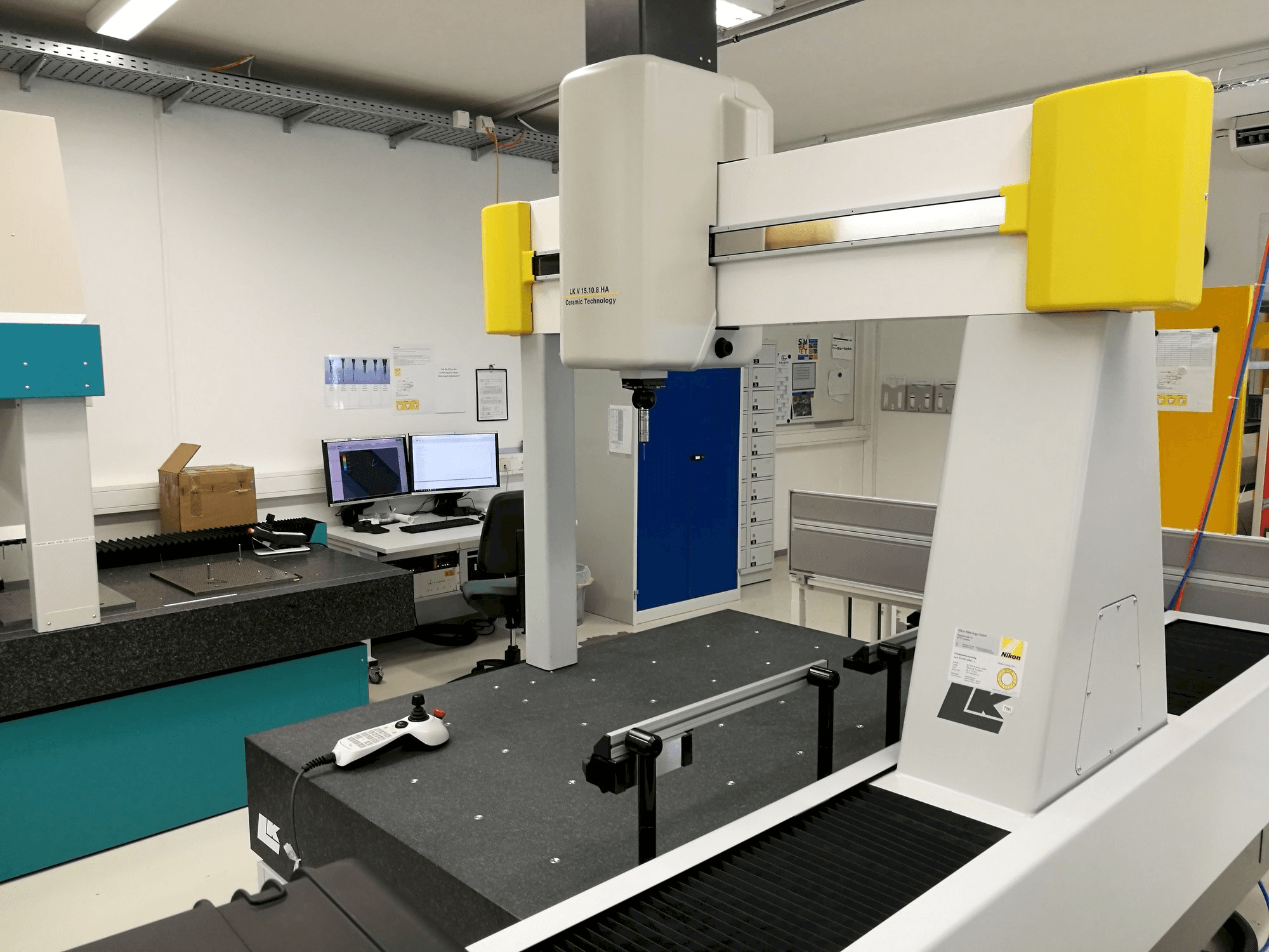 Čelní pohled na NIKON LKV 15.10.8 HA stroj