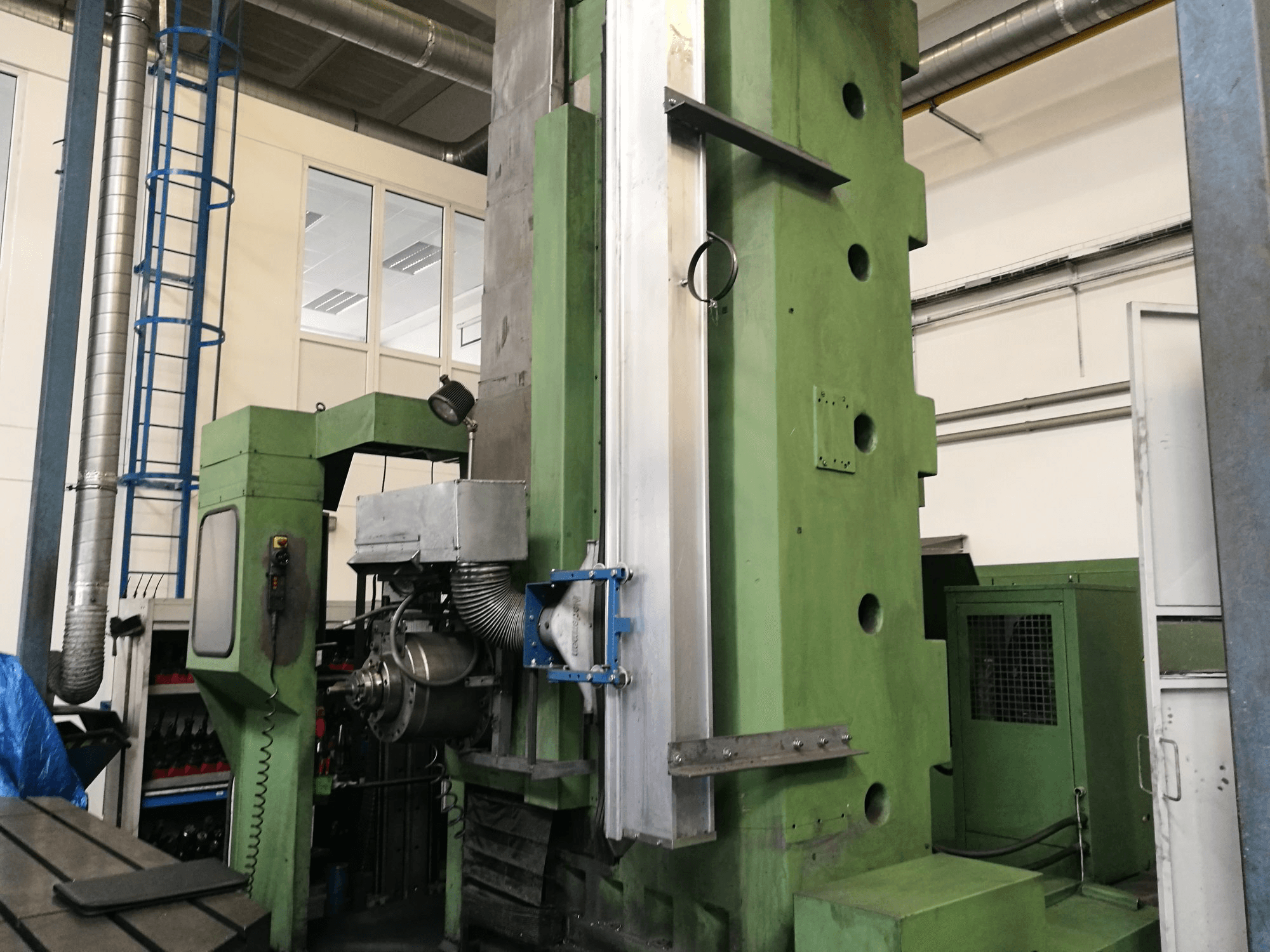 Čelní pohled na TOS WHN 130 stroj