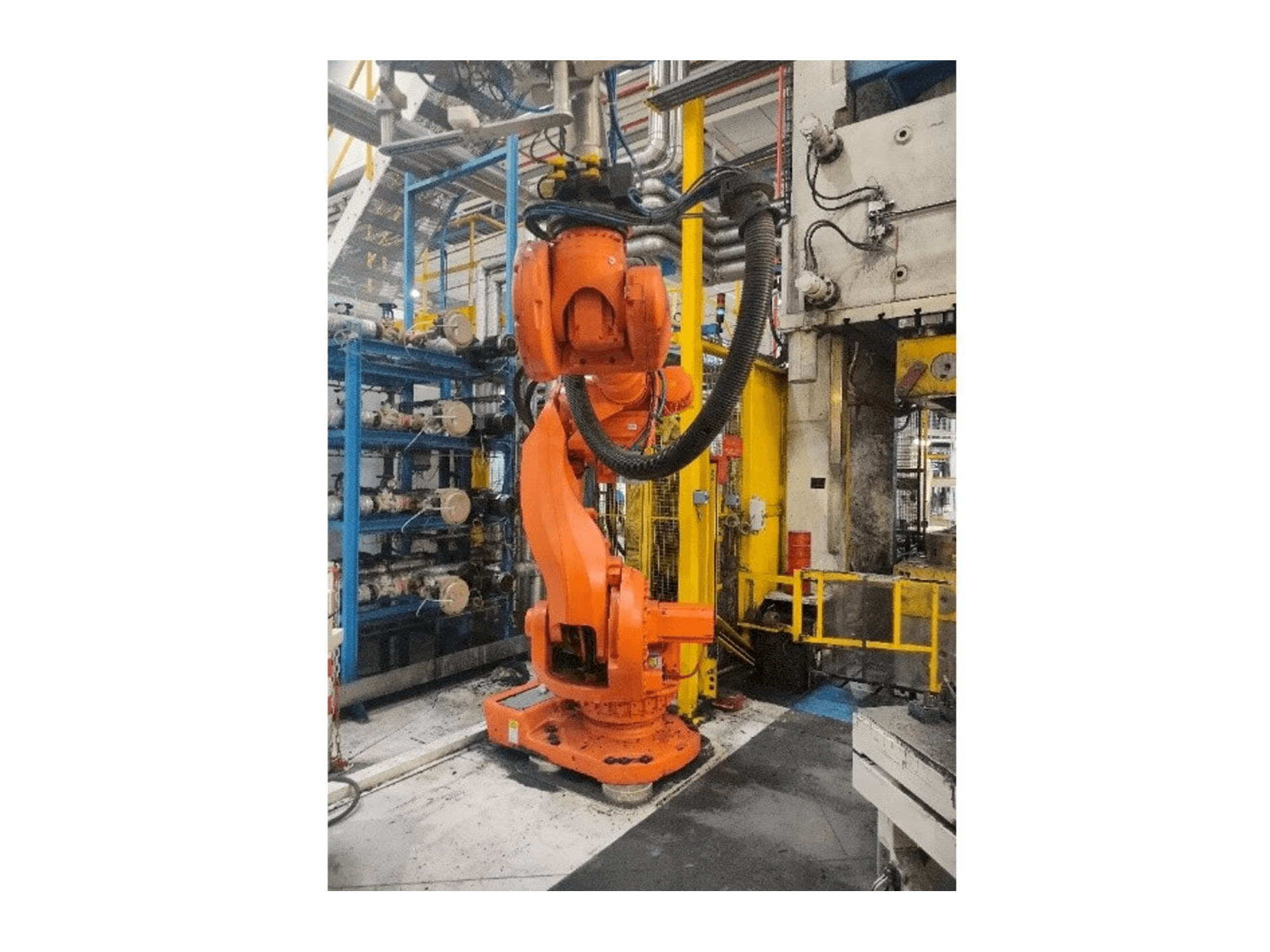 Čelní pohled na ABB IRC5 M2004 stroj