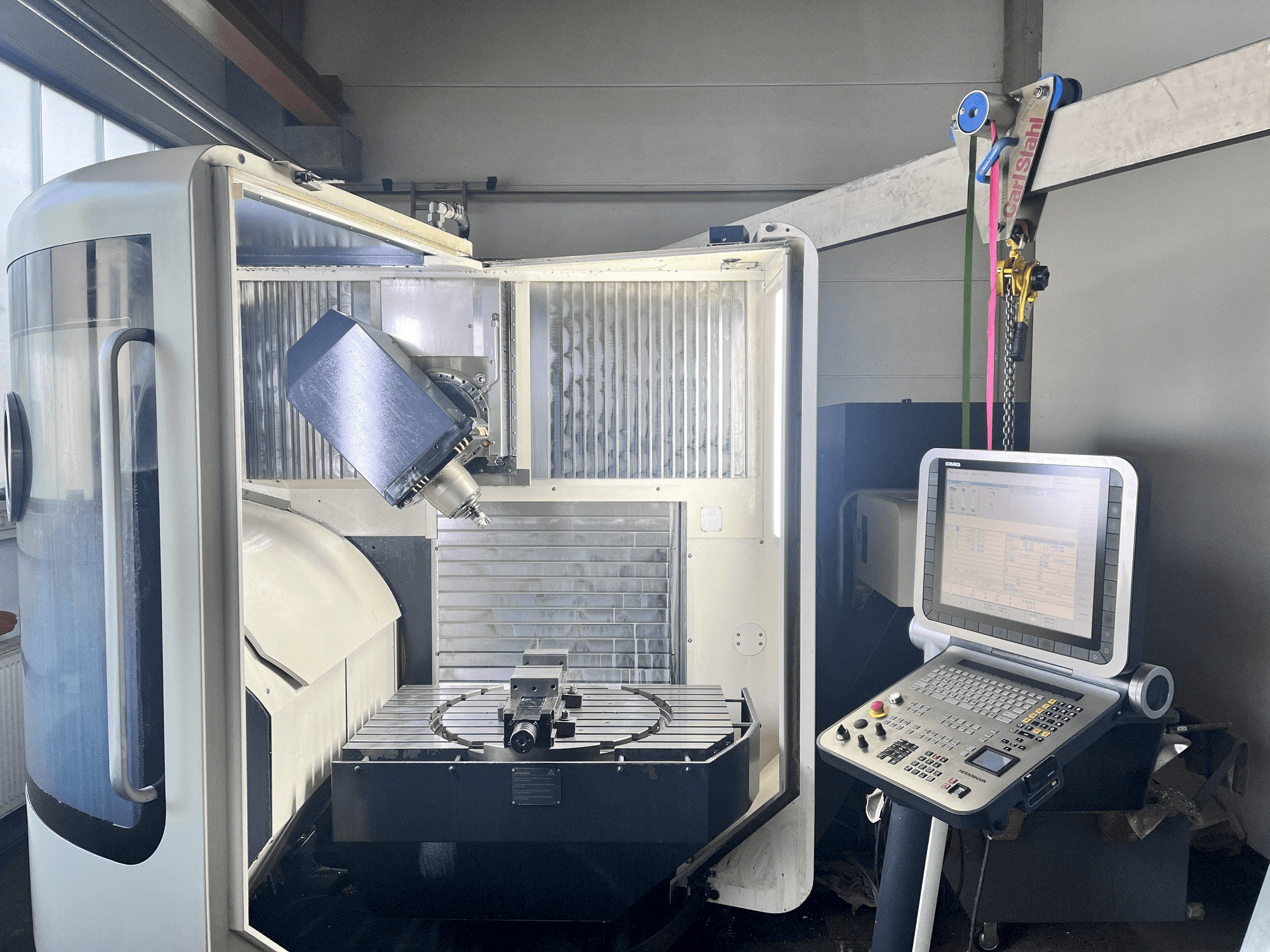 Čelní pohled na DMG MORI DMU 60 monoBLOCK stroj