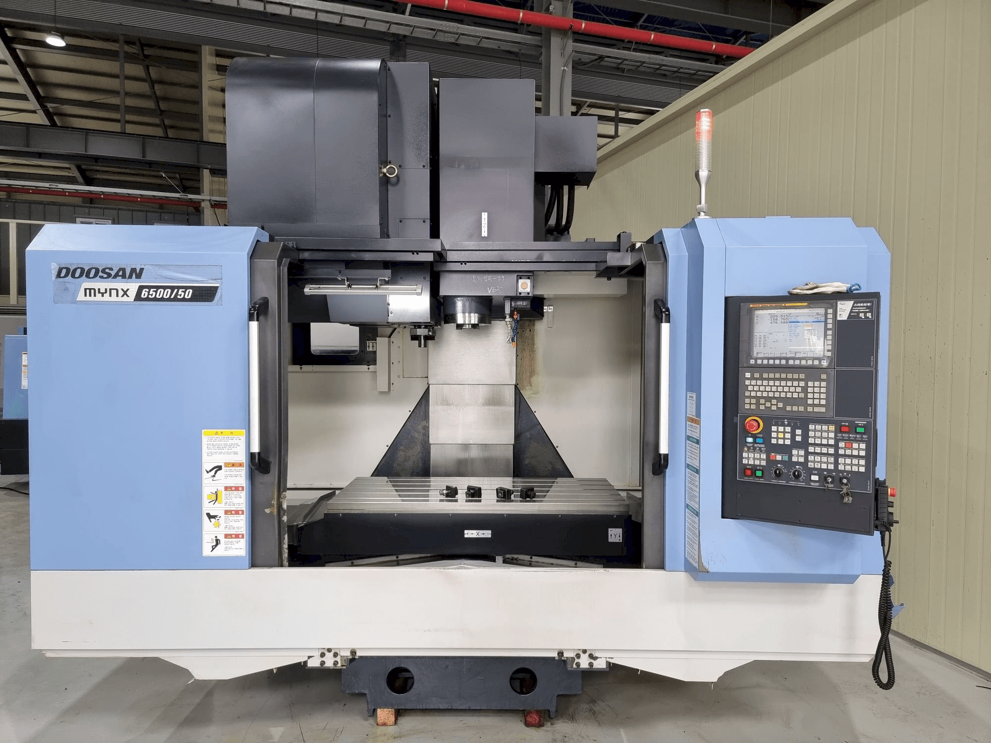 Čelní pohled na Doosan MYNX 6500/50 stroj
