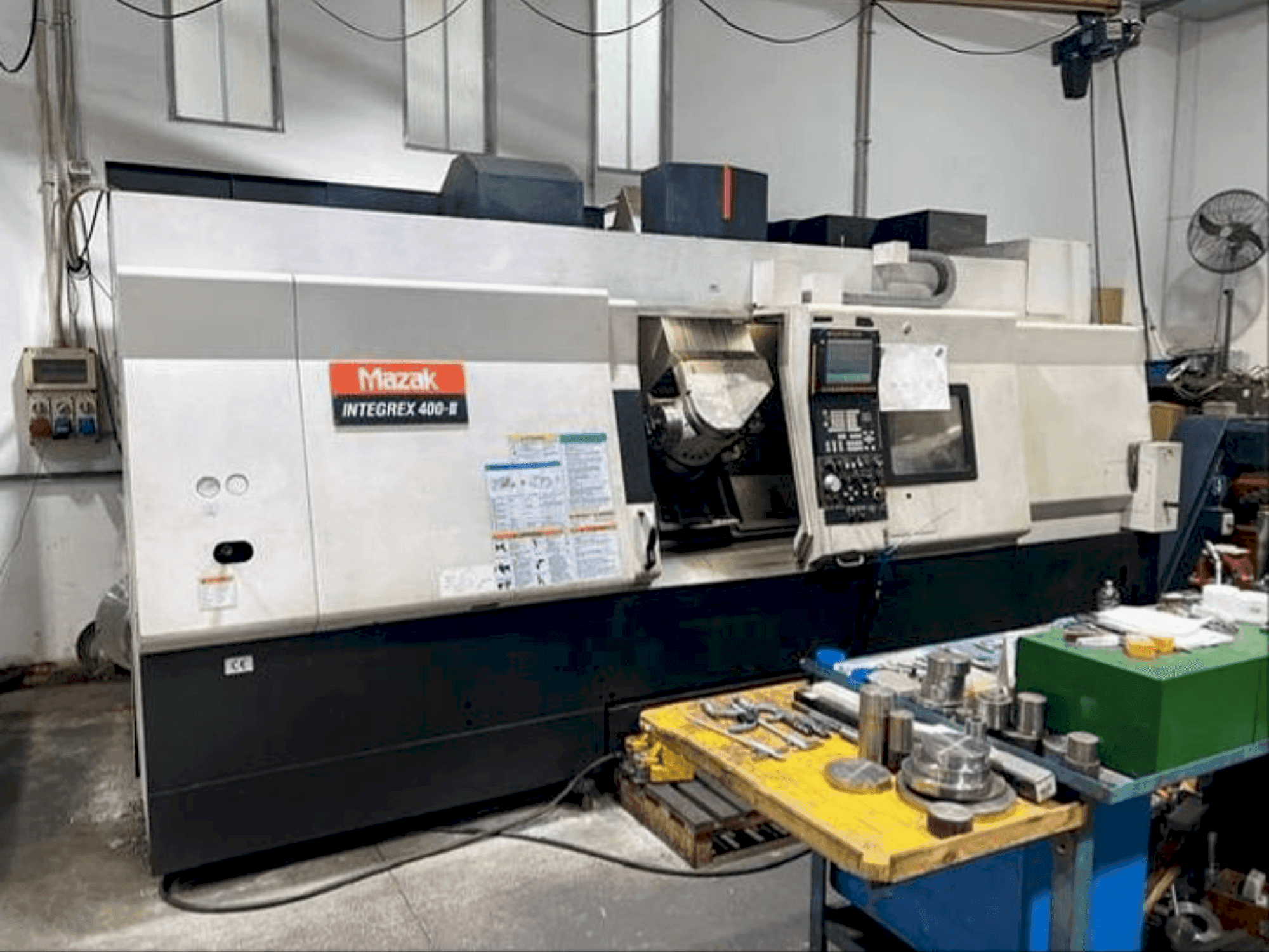 Čelní pohled na Mazak INTEGREX 400 III FUSION stroj