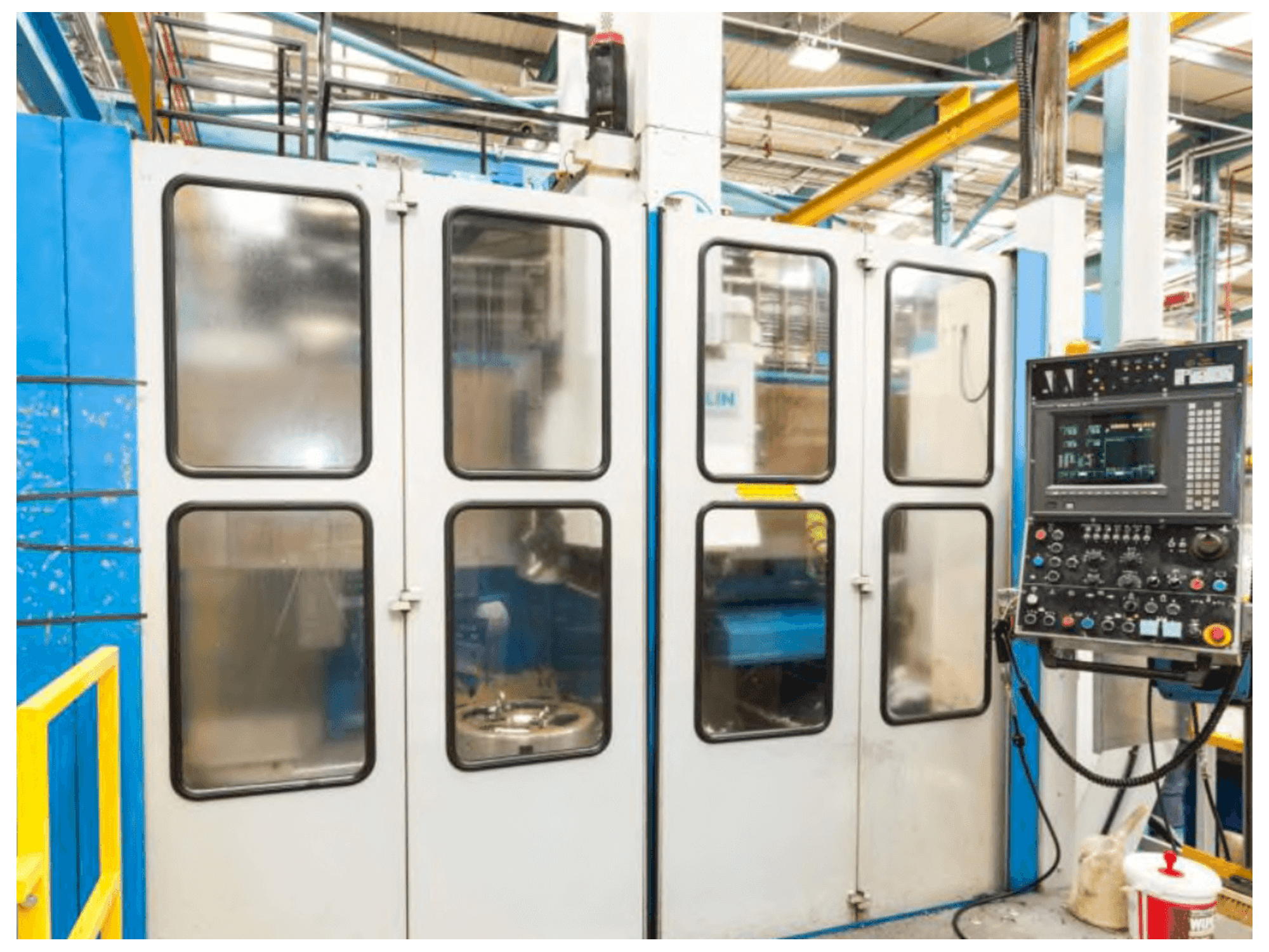 Čelní pohled na TOS SKIQ 20 CNC stroj