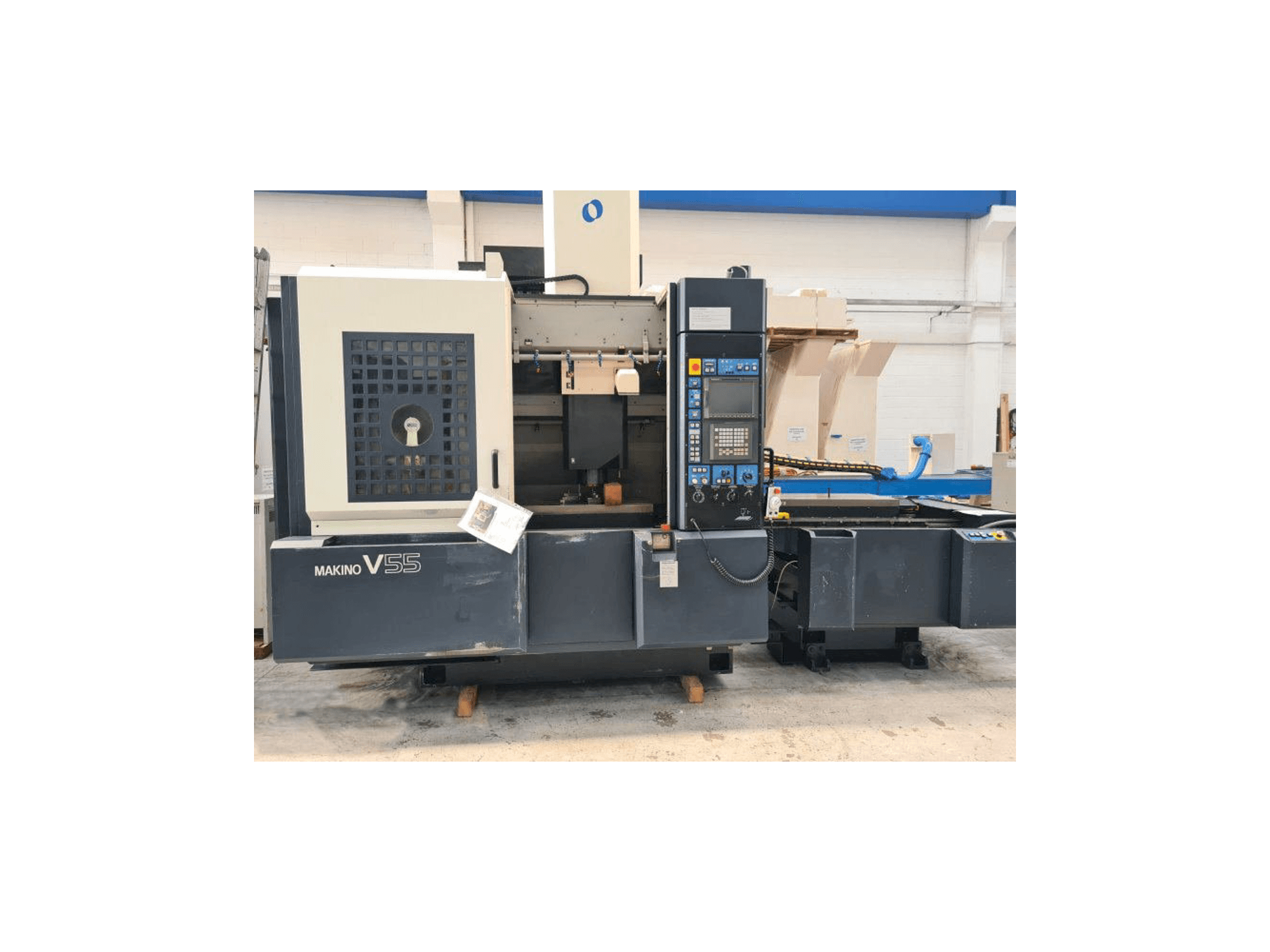 Čelní pohled na Makino V55 stroj