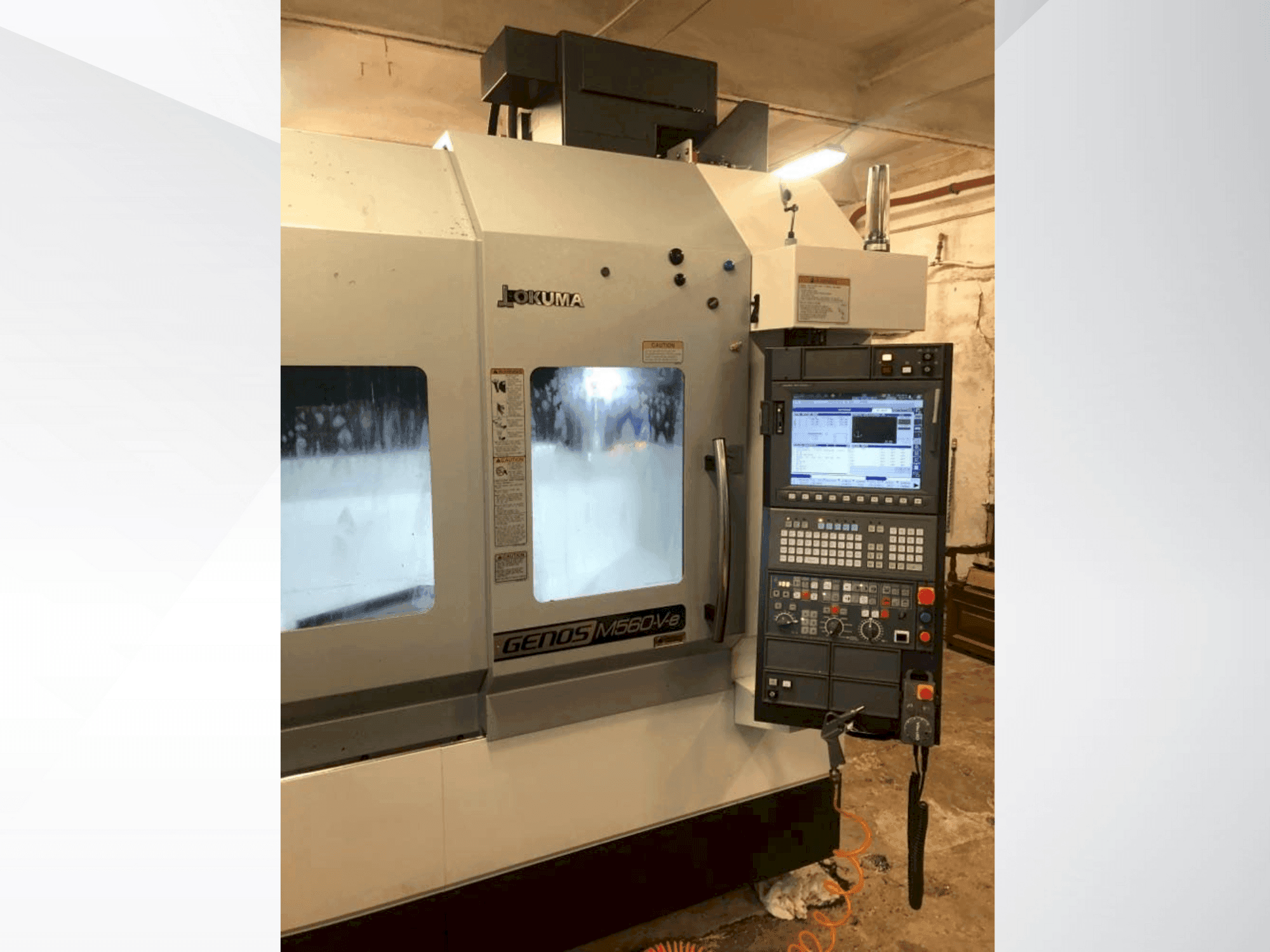 Čelní pohled na Okuma GENOS M560-V-e stroj