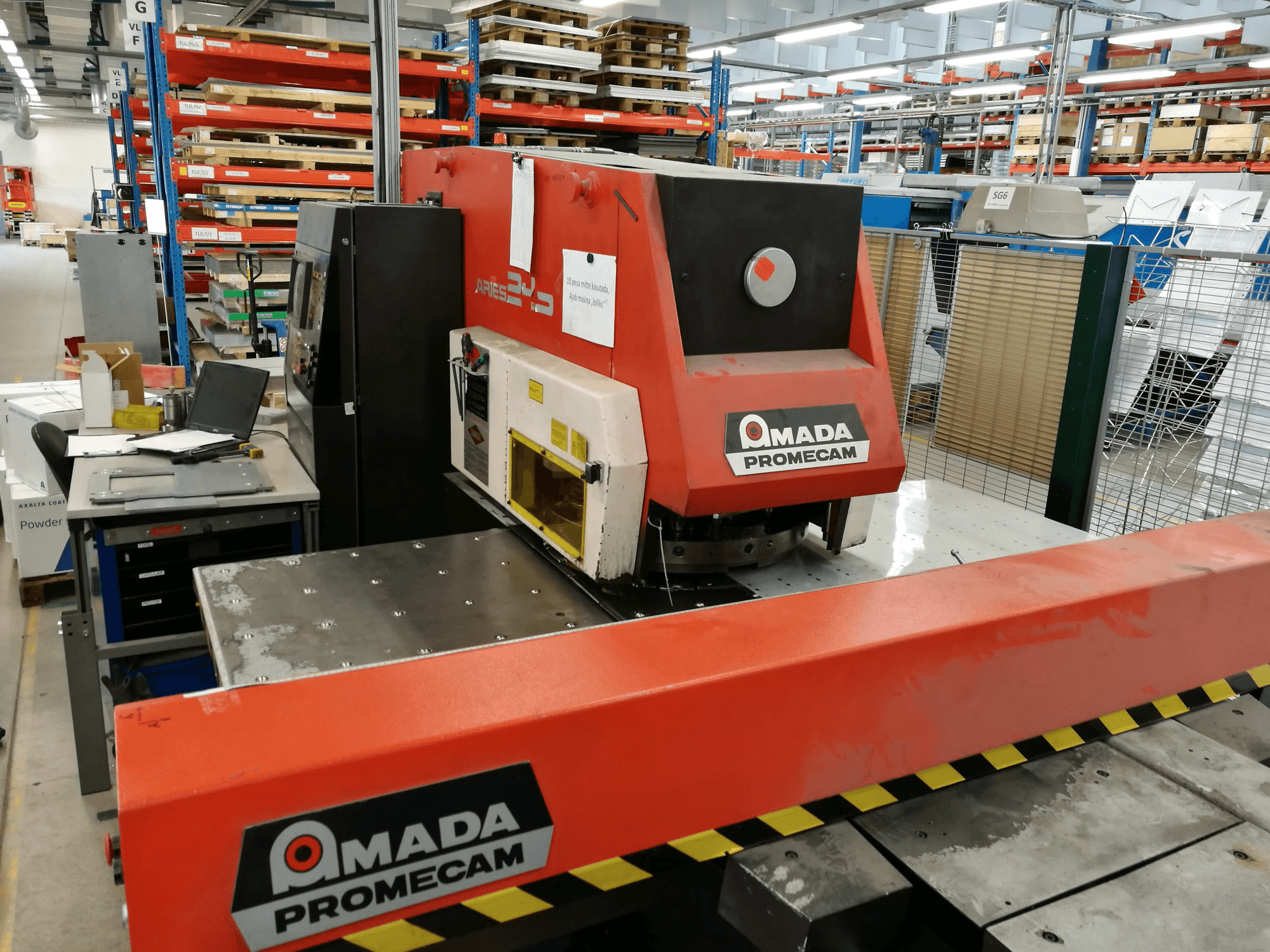 Čelní pohled na AMADA ARIES 245 stroj