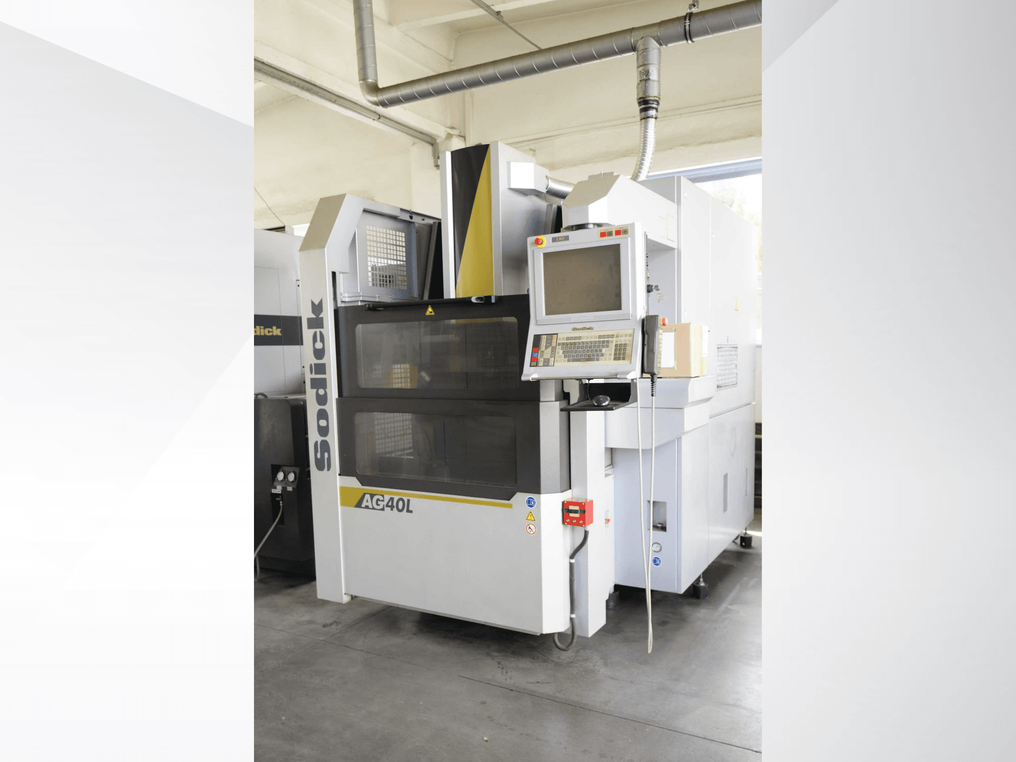 Elektroerozivní stroj Sodick AG40L LN2 pro hloubkové obrábění, pohled zepředu s ovládacím panelem zobrazujícím nastavení a bezpečnostní funkce.