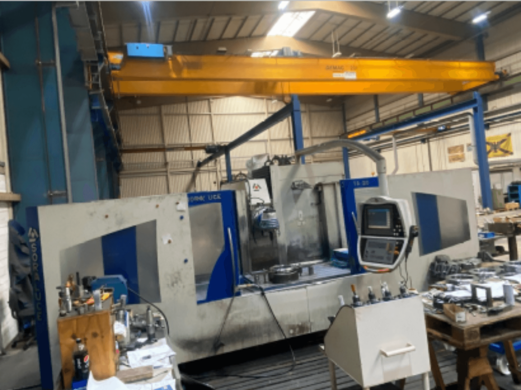 Lůžková frézka Soraluce TA-A20, pohled zepředu, ovládací panel a pracovní plocha s nástroji a materiály.