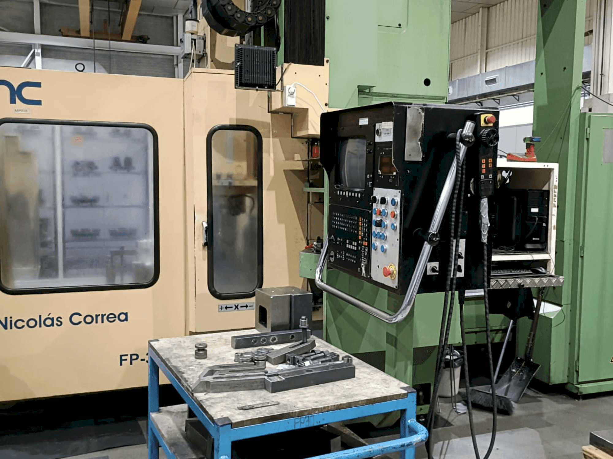 Čelní pohled na Correa FP30 stroj