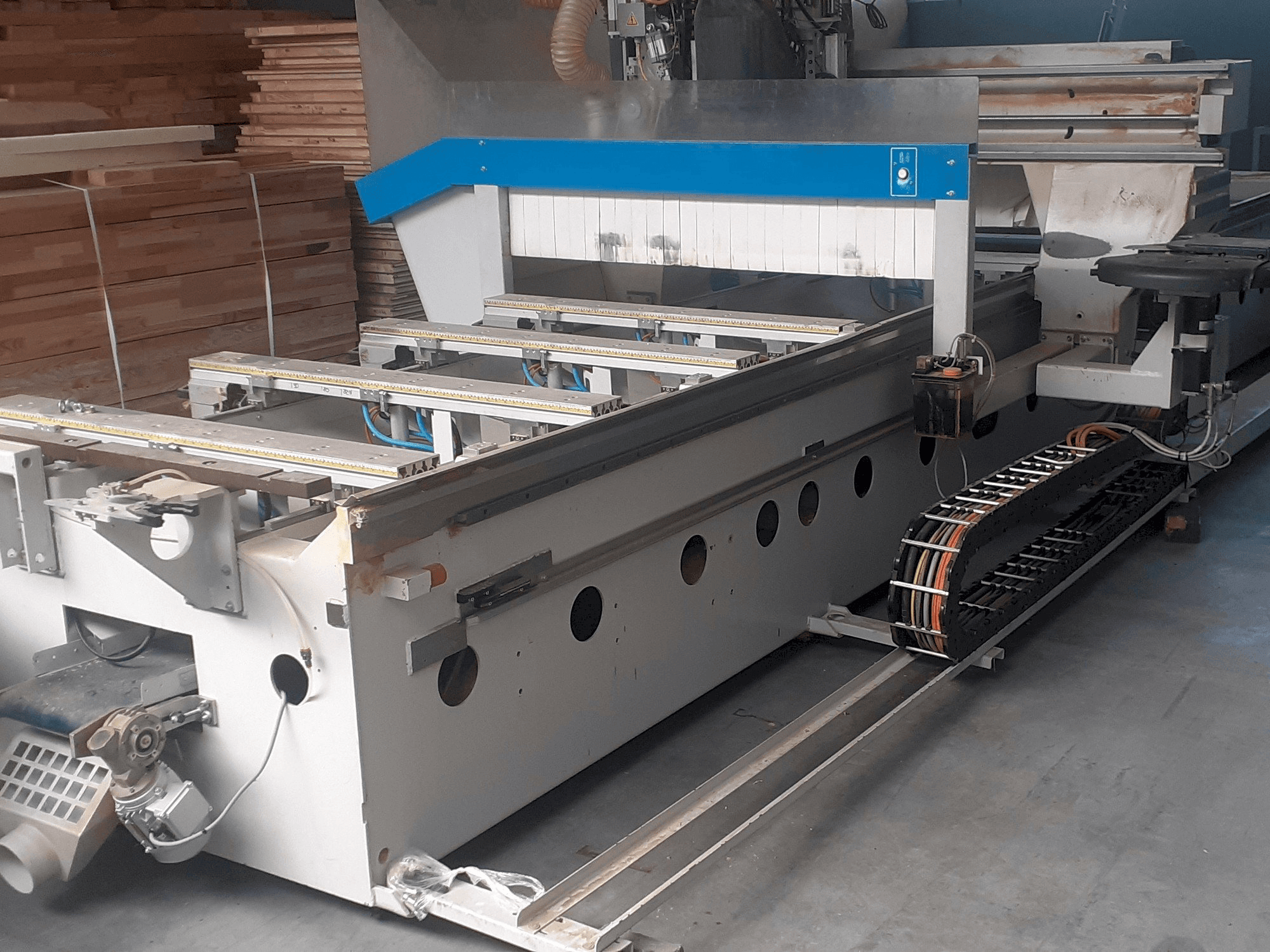 Čelní pohled na MASTERWOOD PROJECT 350 stroj
