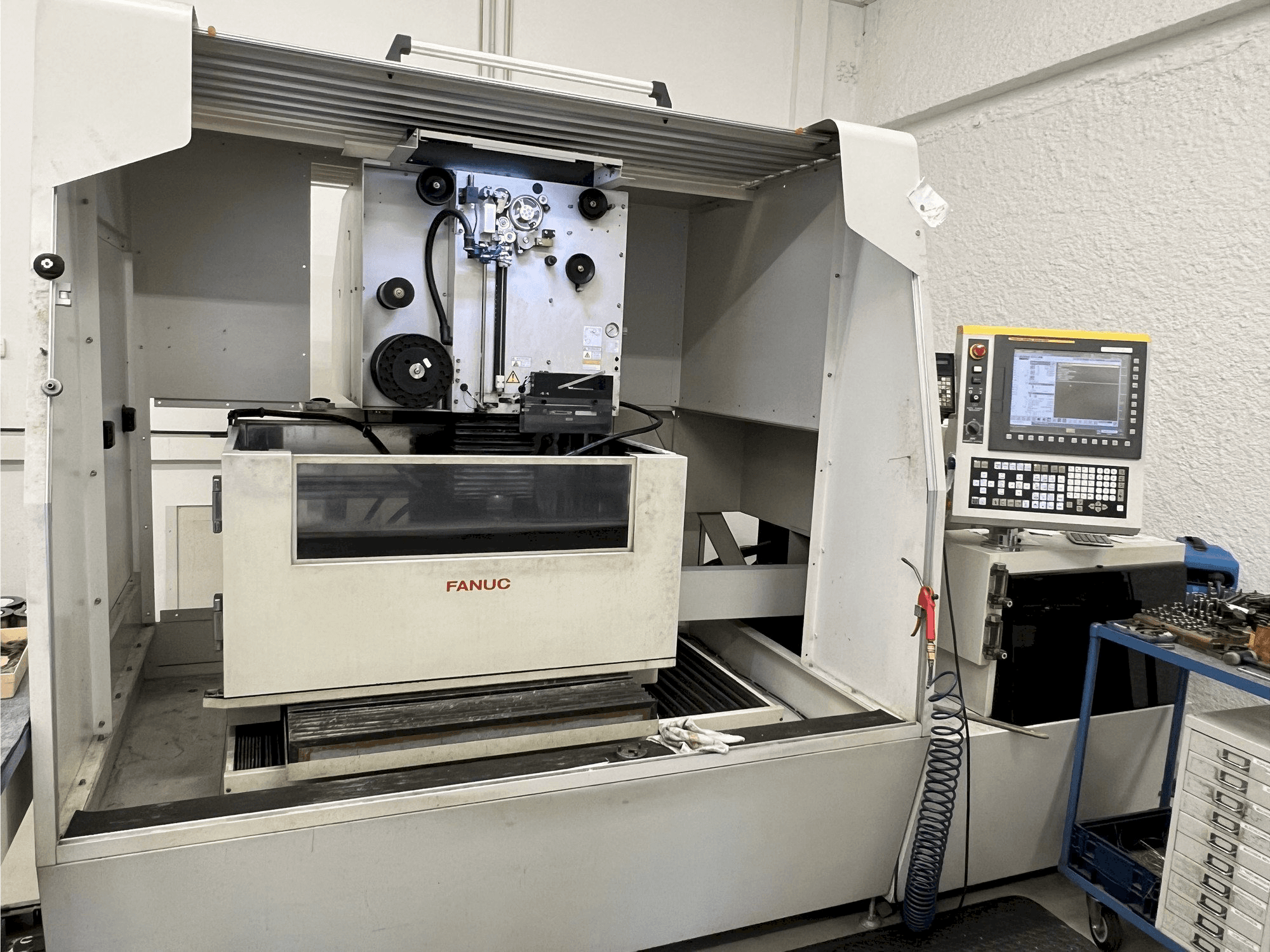 Čelní pohled na FANUC Robocut Alpha 1-iD stroj