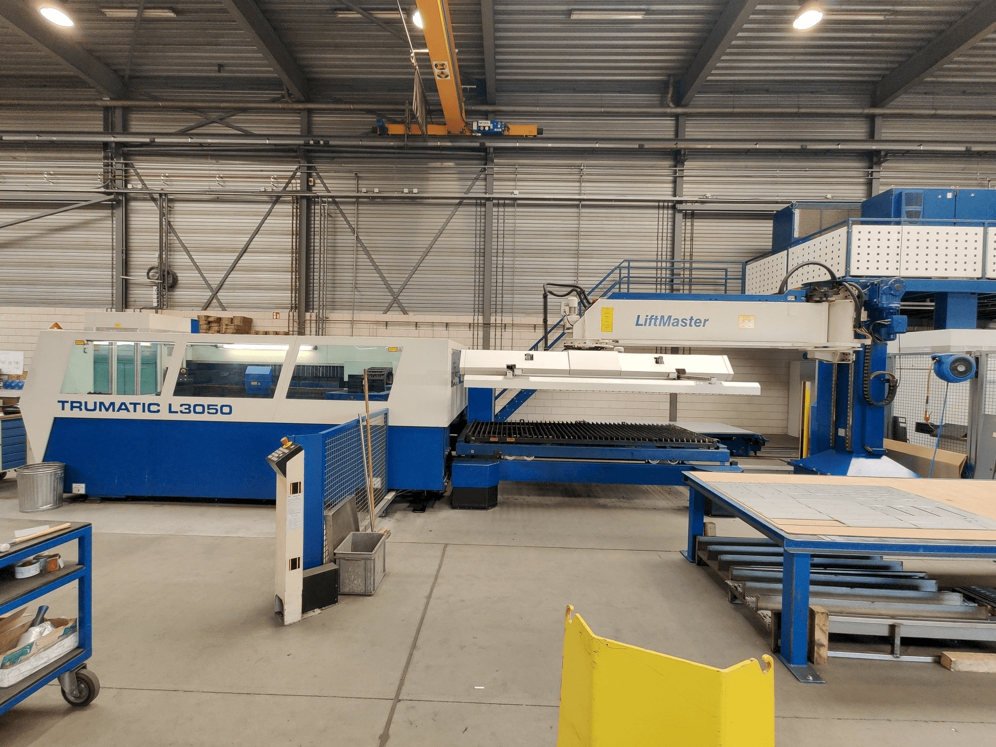 Čelní pohled na Trumpf Trumatic L3050 + Liftmaster stroj