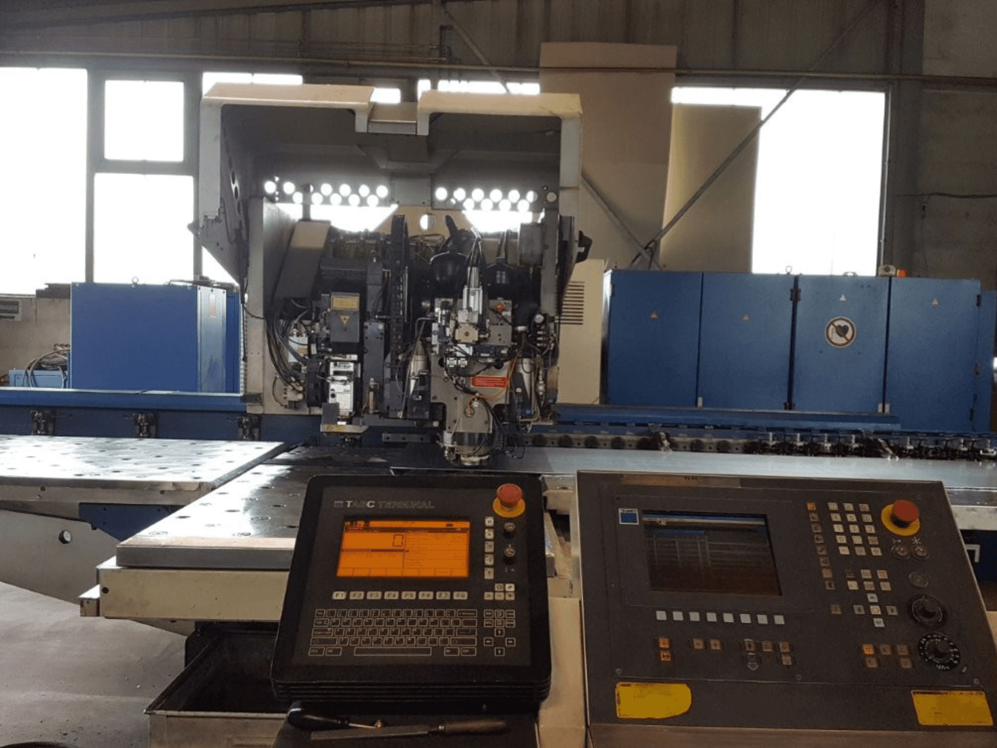 Kombinace děrování a laseru TRUMPF Trumatic 600L, pohled zepředu, ukázka ovládacího panelu a detailů stroje v dílně.