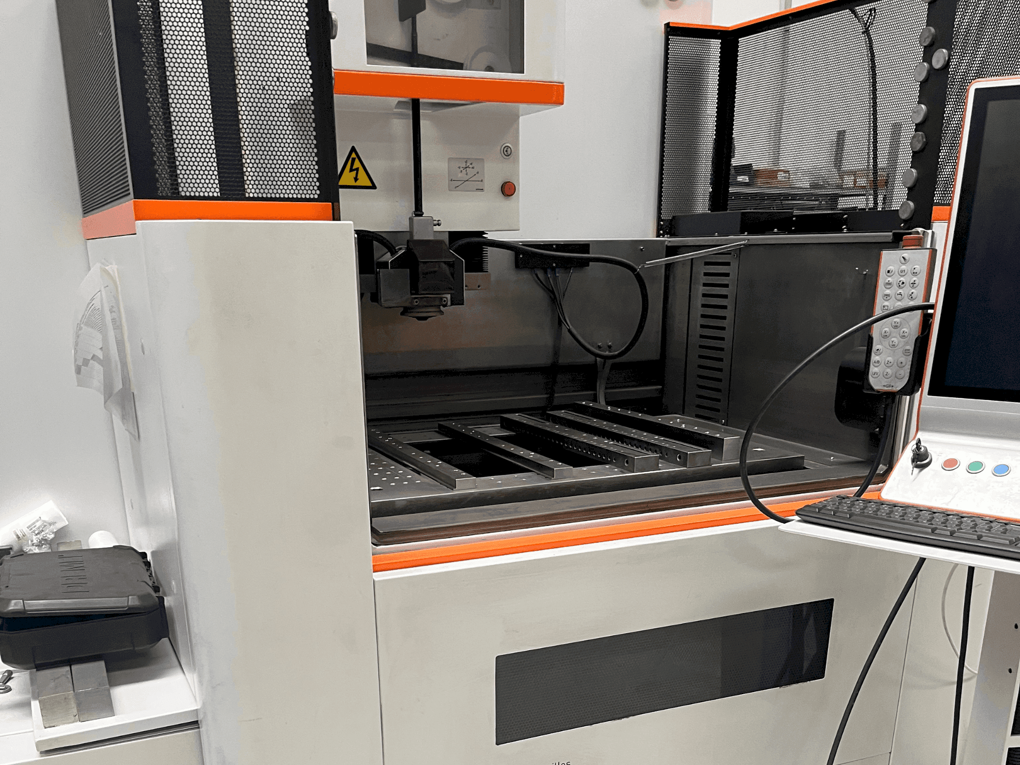 Čelní pohled na AgieCharmilles CUT E 600 stroj